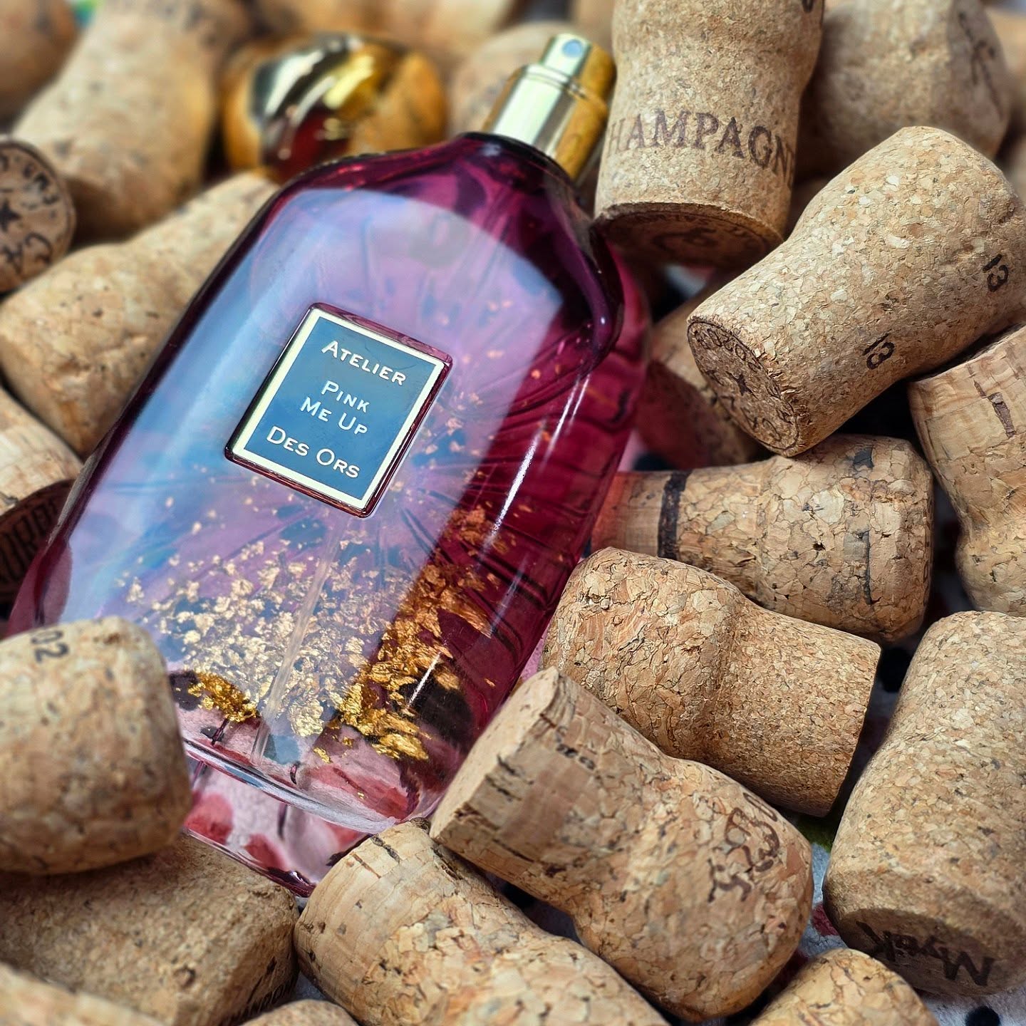 This fruity champagne scent is perfect for the season.
.
.
.
.
.
.
Top notes are Bergamot and Orange Blossom; middle notes are Blackberry, Champagne and Rose; base notes are Musk, Patchouli and Iris.
.
.
.
.
.
#nicheperfume #perfume #perfumecollection