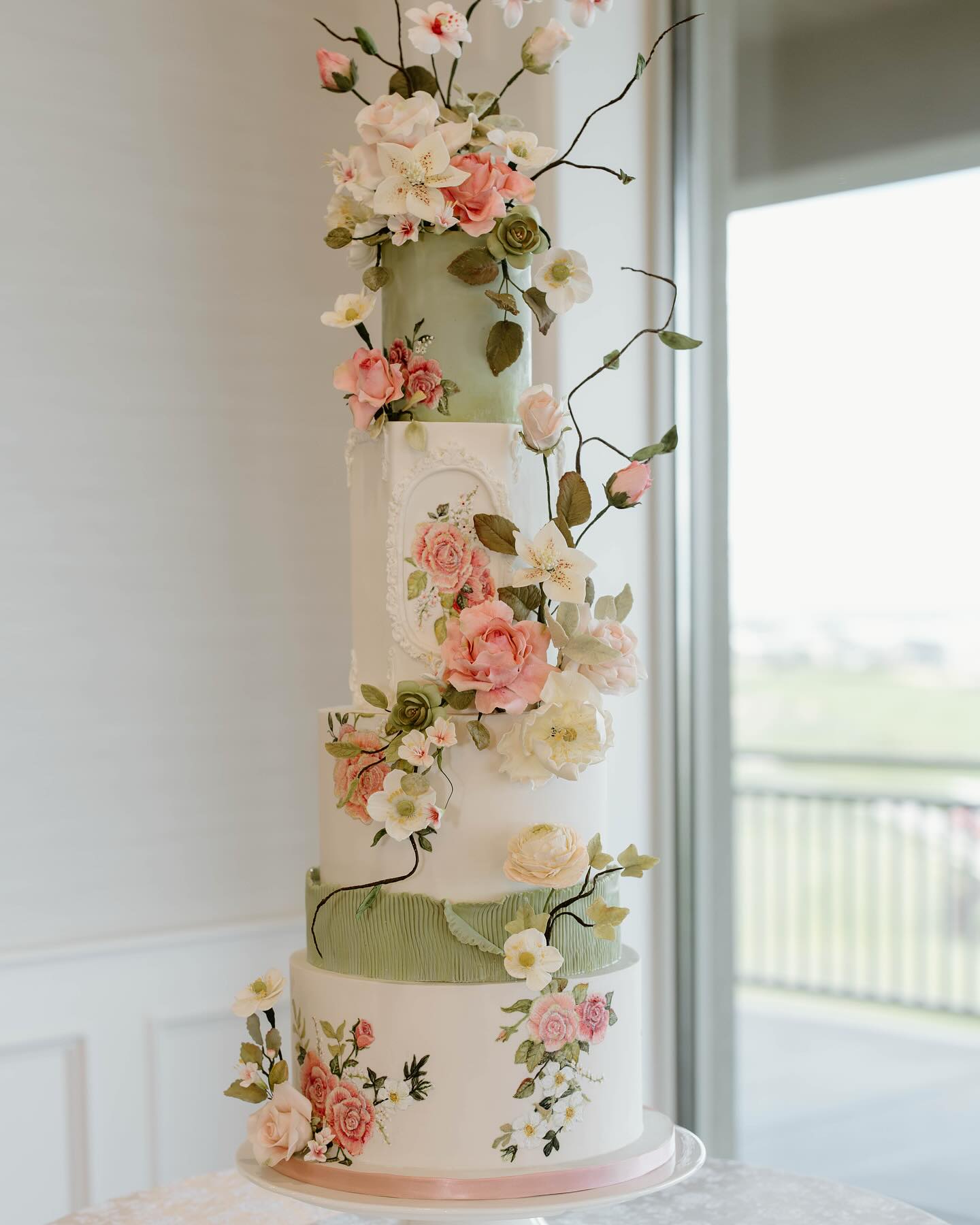 I can’t thank @bayandbrephoto enough for capturing these dreamy photos of my cake.
Vendors
Concept design & tablescape: @heirloomweddingsutah
Bridal gowns: @loversbridal
Venue: @talonscoveweddings
Vintage rentals: @junesongprophouse
Host: @utahweddingsmagazine
Catering: @greenhollowcatering
Cake: @bakingmemoriesutah
Bar: @thebarprojectslc
DJ: @dj_scottyj
Harpist: @harpmusicbychelsey_utahharpist
Floral: @urbanrootsfloral
Stationary: @emberleypark
HMU: @augustbartonmua
String Quartet: @souvenirstrings
Models
@morgan_trejo
@savannah_klingbiel
@jenniferfacer122
@staralishamoon
Photographers
@portraitsbyjeanine
@bayandbrephoto
@oakphoto.g
@aubreyelisephotography
@andriajoleenphotography