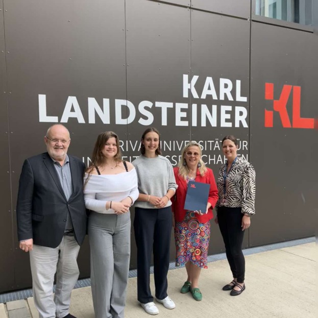 Neue Schulpartnerschaft
mit @kl.university.krems!
Mit Freude geben wir unsere neue Schulkooperation mit der Karl Landsteiner Uni Krems bekannt. Diese baut auf drei Säulen auf: Uniluft schnuppern, Wissenschaft in der Schule und KL Hautnah.