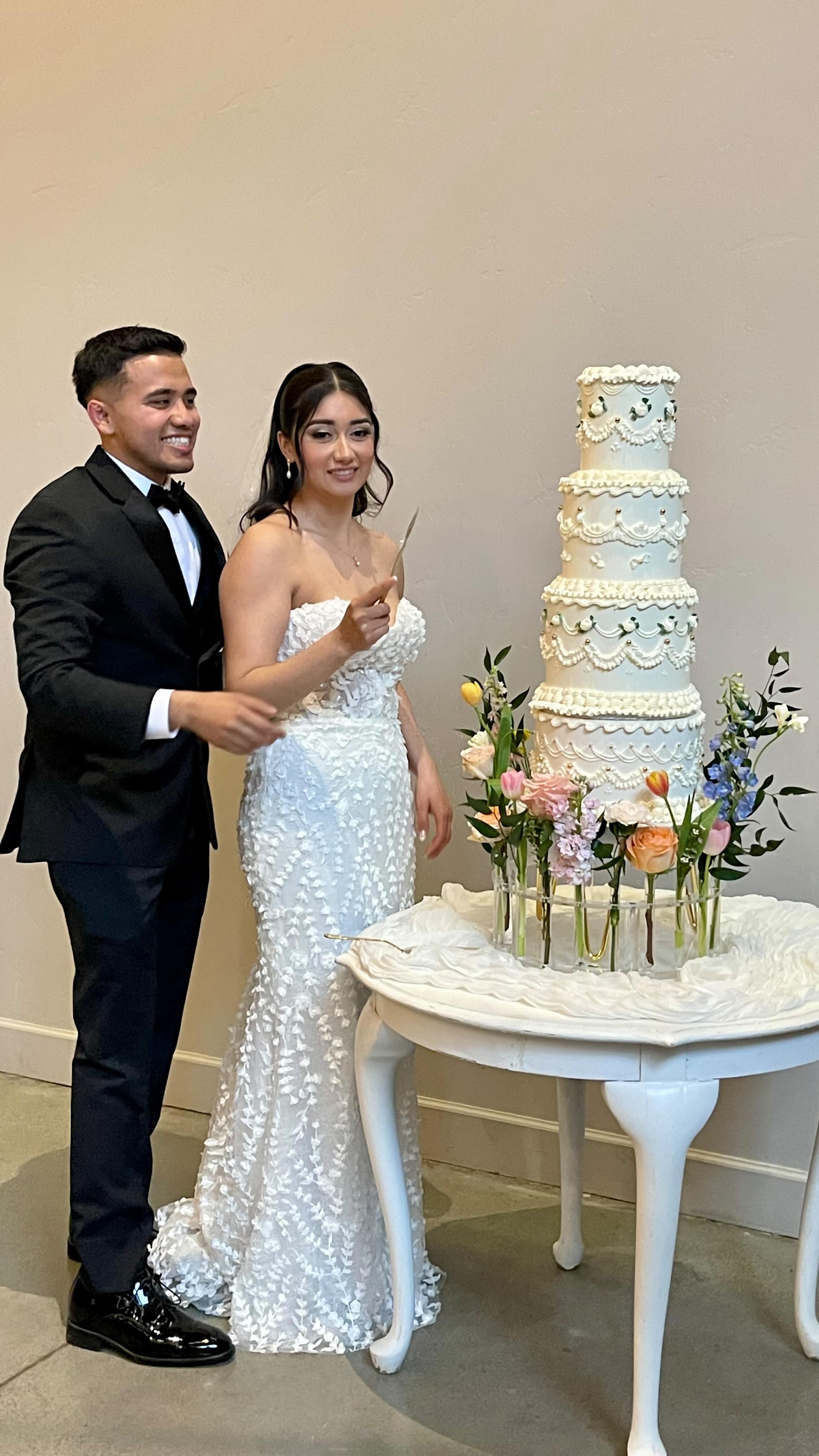 ✨Cake Ceremony✨
.
.
Carlos 🤍 Ana
.
I don’t get to see this in person and so honored I got to see this beautiful couple have their cake. LOVE LOVE IT!!!
.
.
.
#sugardreamsodeza #weddincake #cakeceremony #weddingreception #weddingcakes #wedding2025 #wedding2026 #weddingcakeinspiration #cakeslice #weddingcouple