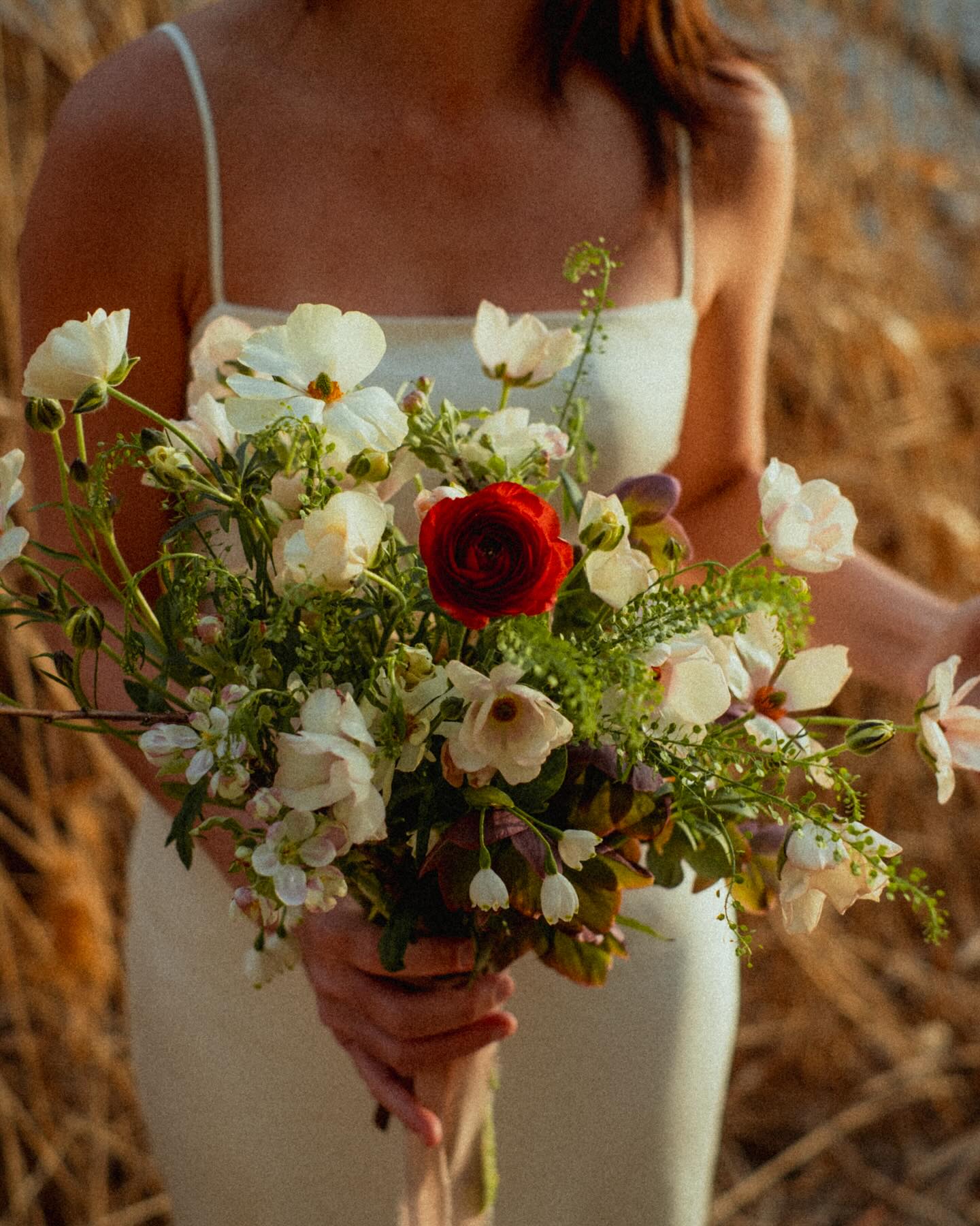 Some moments call for a little bit of wild romance. #localblooms #weddingflowers #utahfloraldesigner #nightanddayfloral
