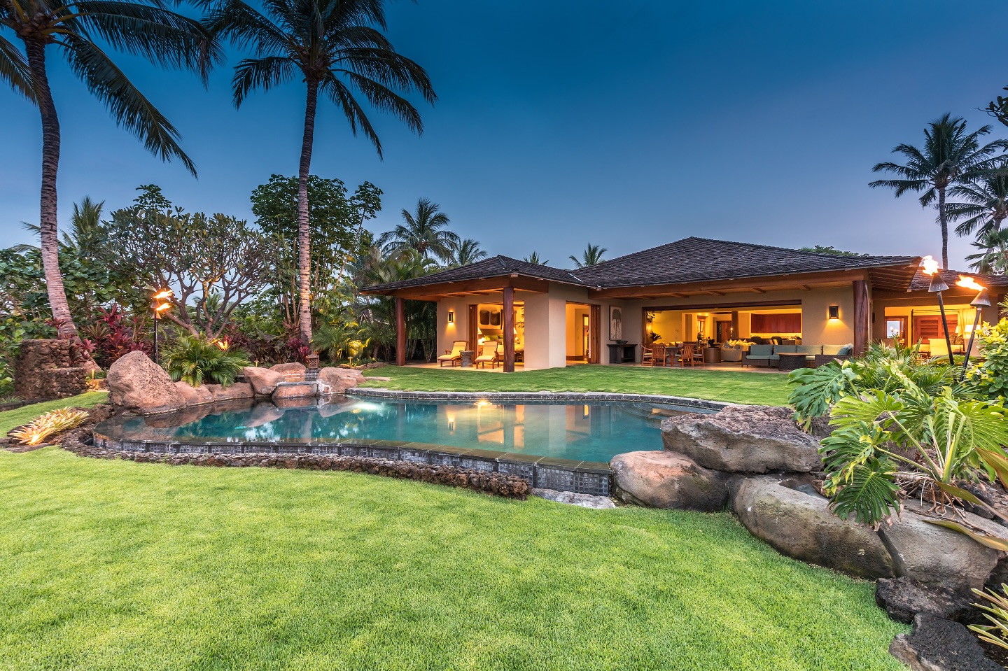 The perfect place to chill and unwind this summer. Pakui Pua Estate has a blend of indoor/outdoor living spaces, outdoor showers, an incredible lanai and BBQ area, pool with views to the ocean, Maui and overlooks the golf course. There is a park for kids across the street and golf carts for you to use to explore Hualalai Resort. 10/10 would recommend for families looking for an easy, relaxed getaway this summer. 3 BD | 3.5 Bath | DM for available dates and pricing.