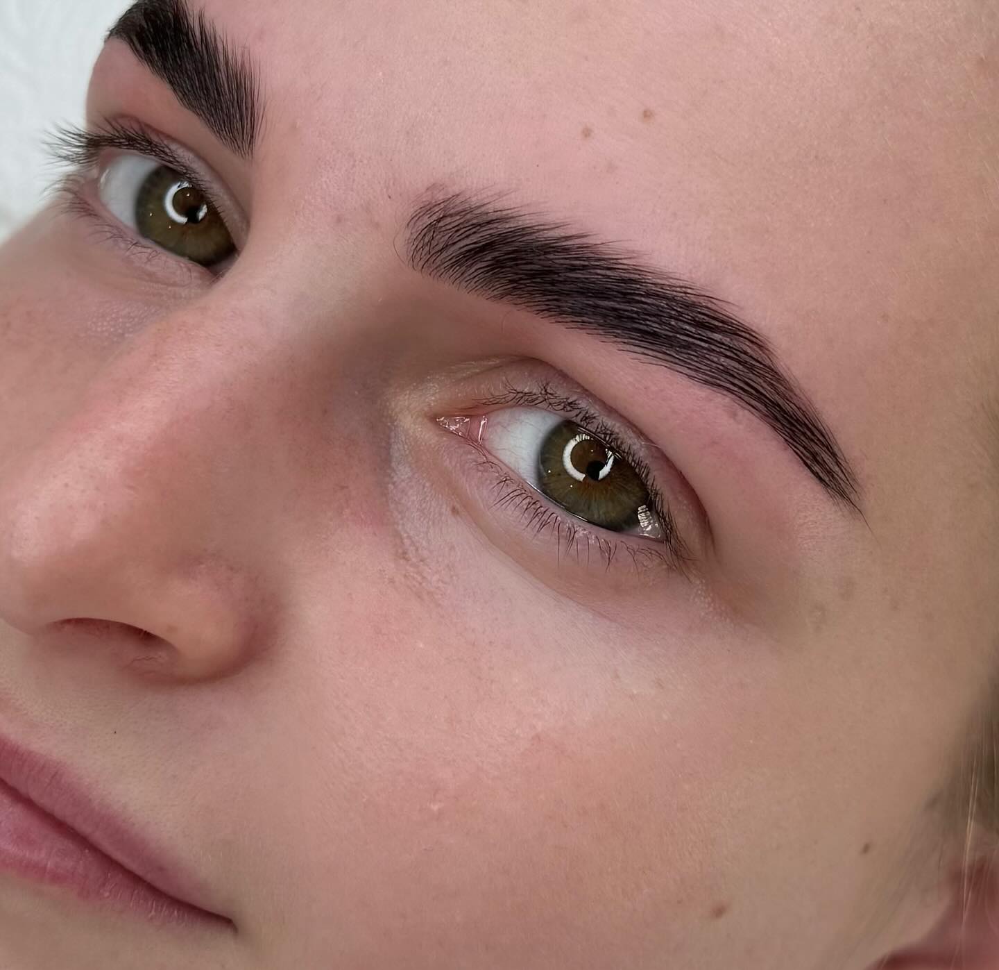 Eyebrow lamination,
Tint & shape included 🤌🏼
Eyebrow lamination is like a perm for your brows, brushing those brow hairs into perfect shape and locking them in with a sleek, glossy finish 💭
#browlamination #brows #beautynz #dunedin