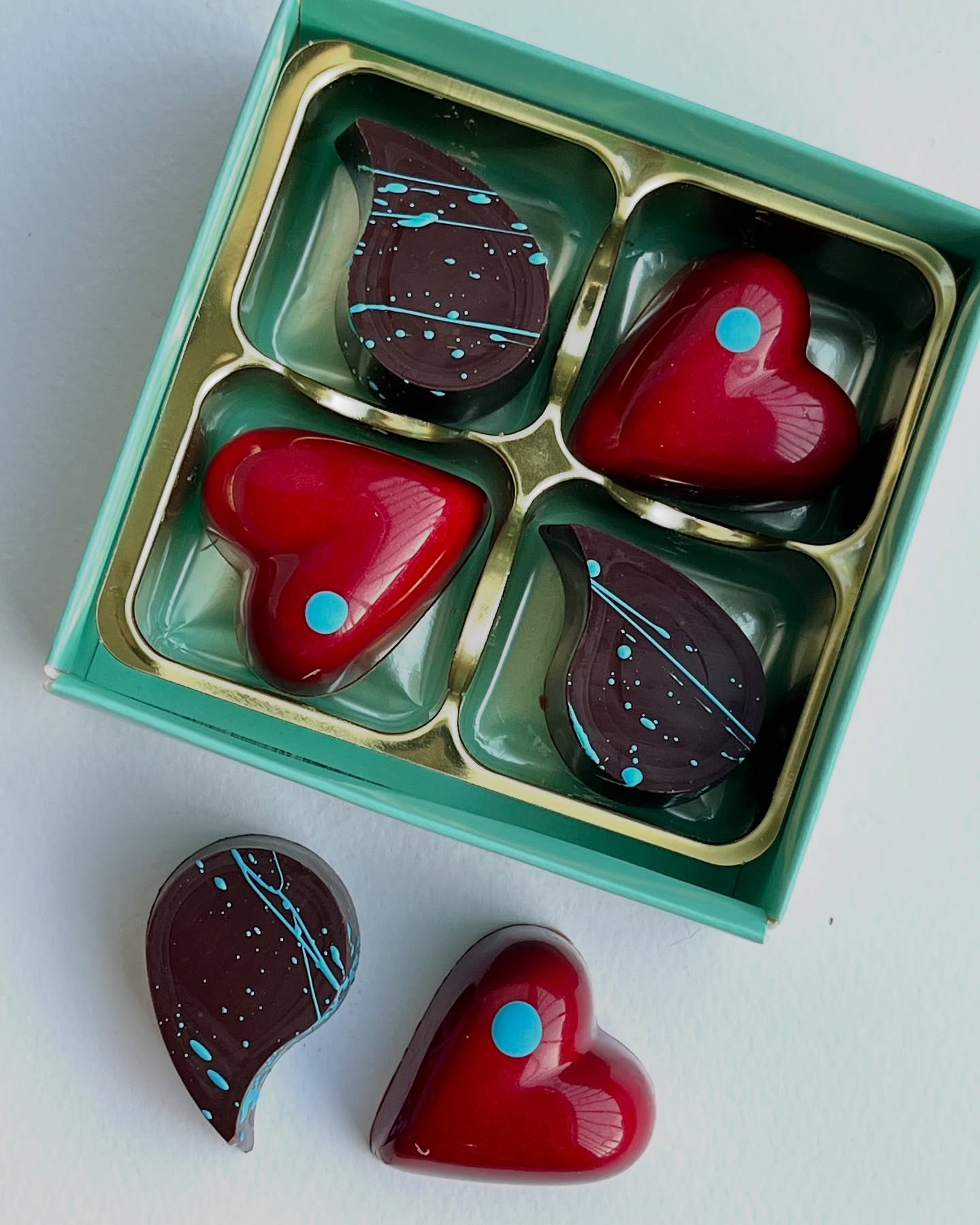 Two of our classic flavours available this week:
Earl Grey Dark Chocolate 🫖
A 60% dark chocolate ganache subtly infused with Earl Grey tea. Part of our indulgent vegan selection.
Amarula Cream Milk Chocolate ♥️ Amarula cream infused ganache encased in a luscious milk chocolate heart shell.
__________
#chocolate #truffles #finechocolate #bonbonchocolate
#chocolateart #finefood
#chocolatelovers #edibleart #handmade #handcraftedchocolate #darkchocolatelovers
#artisan #artisanchocolates #foodieslondon #veganoptions #beantobarchocolate #singleplantationchocolate #craftchocolate