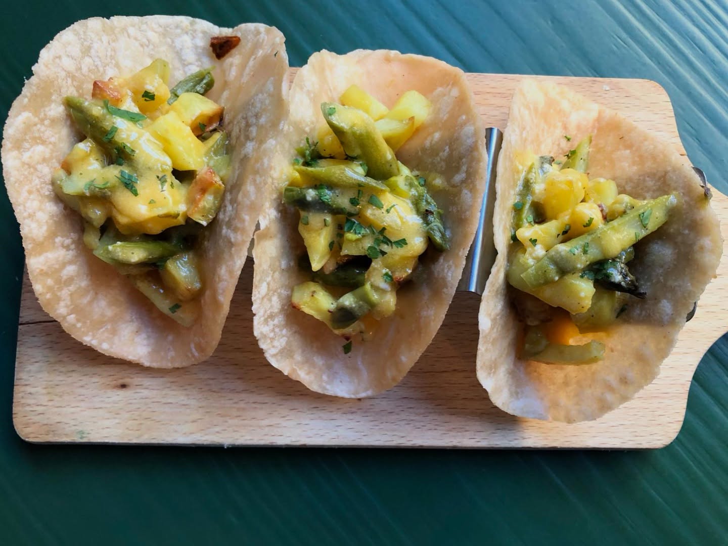 Tortilla fresca, insalata tiepida di patate e asparagi, con crema di uovo e pecorino.
Un taco neotradizionale, con un Blanc de Morgex diventa perfetto.
#glutenfree #vitaminat #inhaletacosexhalenegativity #sansa #torinoèlamiacittà