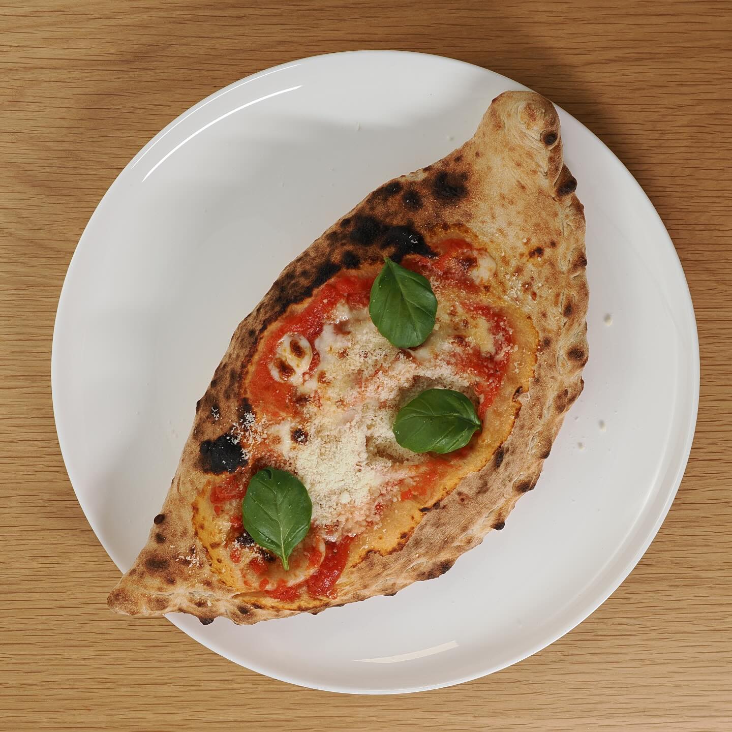 Calzone i ekte napolitansk stil - luftig, sprø og fylt med kjærlighet. Har du prøvd å bake en calzone hjemme?
Alt du trenger til Calzone, finner du på pizzashop.no
#calzone #napolitanskepizza #bakepizza #pizzashopno #hjemmelagetpizza #hjemmelaget