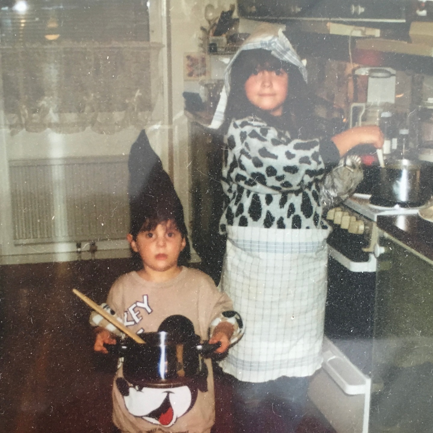 Det känns nästan overkligt att skriva det här 😋
För 10 år sen satt jag med en idé som kändes både galen och självklar – att starta en pizzafabrik. 🍕
Jag tog med min syster Tanja, och vi började baka 80 pizzor i timmen. Vi hade ingen manual, ingen garanti att det skulle gå… bara en massa vilja och tron på att vi skulle lösa det, vad som än hände ❤️ .
Sedan dess har vi gjort miljontals pizzor och ungefär en miljard misstag. Men vi har alltid rest oss, kavlat upp ärmarna och fortsatt kämpa. Tillsammans ✊ .
Idag bakar vi 3000 pizzor i timmen med över 40 grymma människor i fabriken – och fler på väg in.
Men siffror säger egentligen inte allt.
Det viktigaste är alla fantastiska människor som varit med på resan
👬 Alla som jobbar hos oss, svettats med oss, skrattat med oss
👥 Alla kunder som trott på oss, som valt våra pizzor och som låtit oss få vara en del av era middagar och stunder
🏠 Alla butiker och företag som valt att ha oss i sin frysdisk och erbjudit just Tony's pizza till sina kunder
👉 Alla Leverantörer som stått ut med oss och våra snabba beslut när vi legat precis på gränsen till en ny lansering så har ni alltid ställt upp och levererat i raketfart genom åren 😂
Jag är så otroligt tacksam 🙏 .
Det här hade aldrig varit möjligt utan er
Och det känns verkligen som att vi bara har börjat 🚀 .
Stort tack till er alla 🥂 och skål på den! Nu kör vi 10 år till ✌
/ Tony 🍕