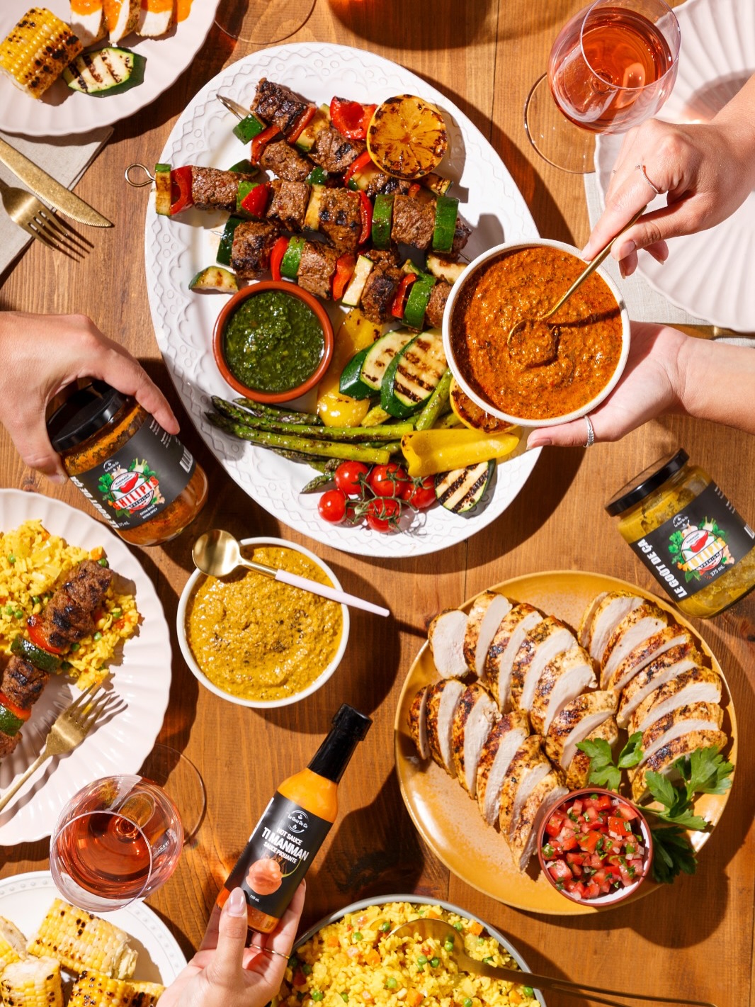 Un festin qui a le goût de chez nous!
Envie de transformer votre table en une explosion de saveurs caribéennes?
Nos marinades et sauces piquantes Le Goût de Ça font toute la différence — de la brochette grillée au poulet parfaitement juteux, chaque bouchée raconte une histoire.
Disponible maintenant au Canada, aux États-Unis.
Taggue un.e ami.e avec qui tu partagerais ce festin!
#LeGoutDeCa #CuisineCaribéenne #SaucesPiquantes #MarinadesTropicales #TableGourmande