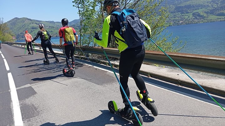 Die alljährliche und bereits traditionelle Atterseerundfahrt bei traumhaftem Wetter ☀️
#floig #ultralight #crossskates #attersee #autofreiertagamattersee #madeinaustria
#outdoors #outdoorsports #crosscountryskiing #mountainbike #fitness #crosscountry #oberösterreich #crosstraining #ausdauer #crossskating