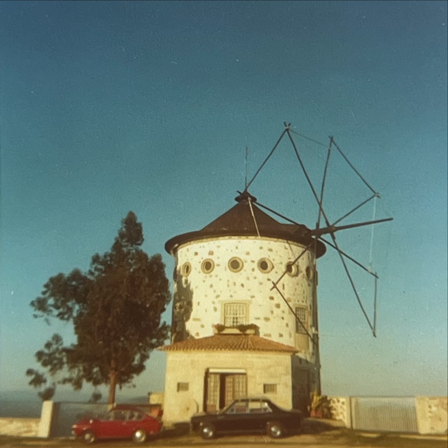 🕰️ Did you know Moinho House has been in our family for over 50 years?
It has seen generations grow, gather and now host guests from all over the world.
We are proud to share our piece of history with you 💛
#moinhouse #familyowned #portugalescape