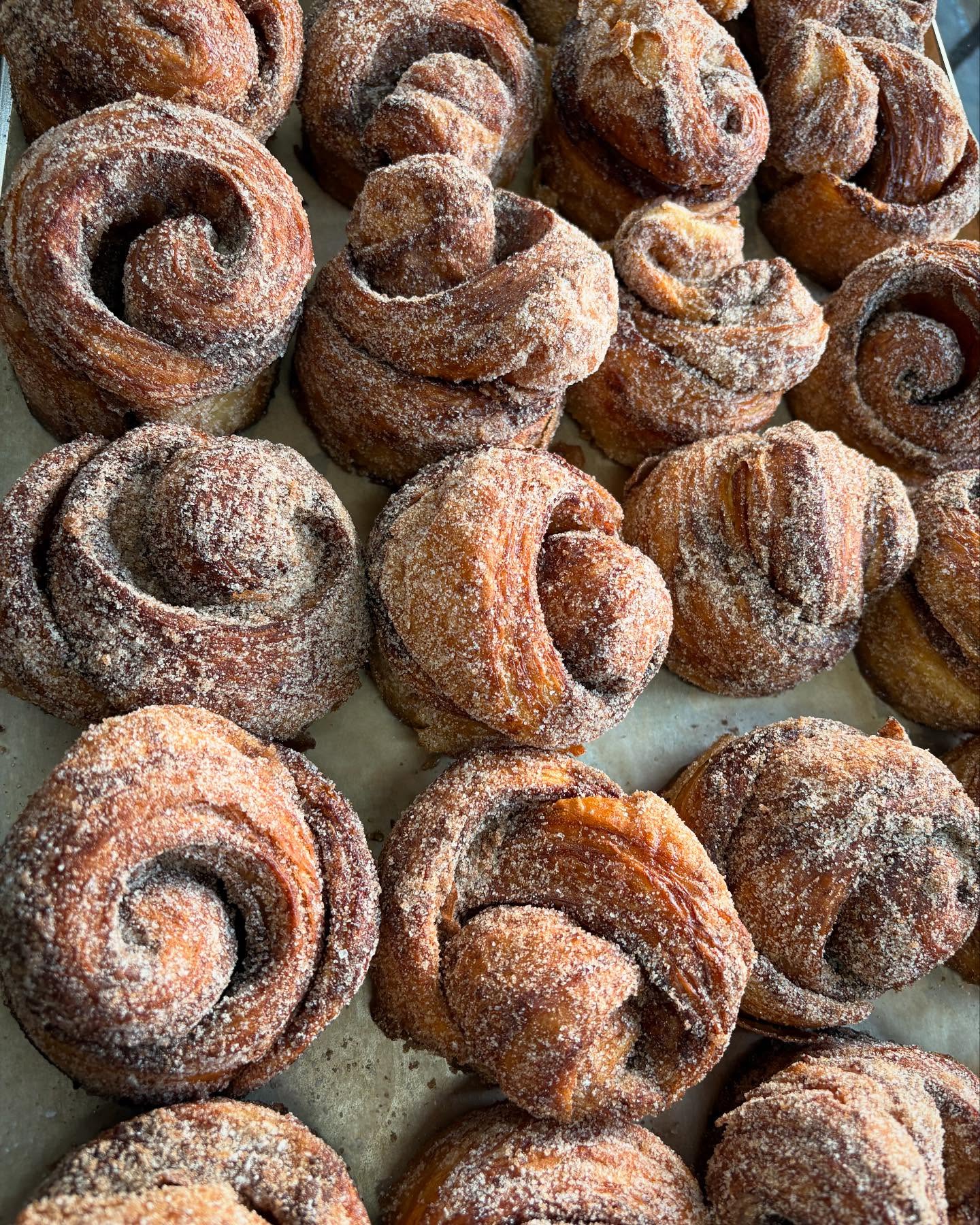 It’s Cinnamon Bun week! They’ll be on the counter every day this week for all those cinnamon lovers out there. In other news - our Focaccia is back on the shelves, perfect timing with this wonderful sunny ☀️ weather. #cinnamonbuns #artisanbakery #theloaftinbakery