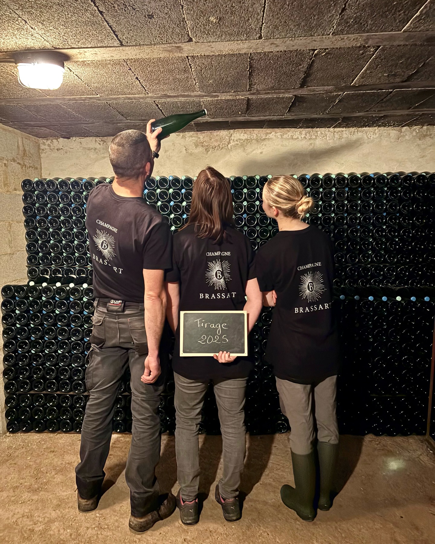 Tirage 2025 🍾
La mise en bouteille de la récolte 2024 vient d’être faite ! Désormais, les bouteilles vont se reposer 3 ans dans nos caves, permettant au vin tranquille de devenir Champagne grâce à la Prise de Mousse ! 🥂
#champagne #tirage #miseenbouteille #champagnebrassart