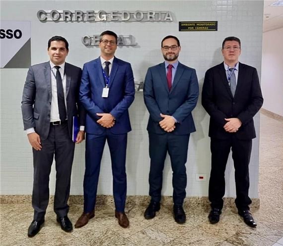 ANJUD REALIZA REUNIÃO INSTITUCIONAL COM A CORREGEDORIA-GERAL DA JUSTIÇA. No último dia 10 de abril, o Conselho Diretor da ANJUD participou de uma importante reunião institucional com a Corregedoria-Geral da Justiça do Tribunal de Justiça do Paraná (TJPR), dando continuidade ao processo de interlocução com a alta administração do Judiciário paranaense. O encontro foi conduzido pelo Juiz Auxiliar da Corregedoria, Dr. Rafael de Carvalho Paes Leme, por designação do Desembargador Fernando Wolff Bodziak, Corregedor-Geral da Justiça, com a finalidade de discutir pautas relevantes e sensíveis à categoria dos Auxiliares da Justiça de Nível Superior.