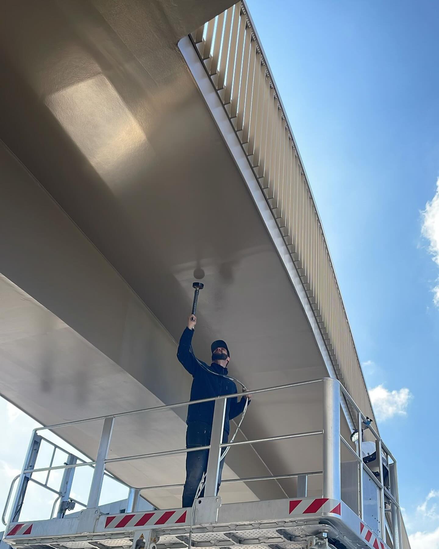 Nouvelle journée chez Electro Painters avec la remise en peinture de la passerelle piétonne de Crissier. Merci à l’équipe pour sa détermination et son professionnalisme 💥
#peintureelectrostatique #electropainters