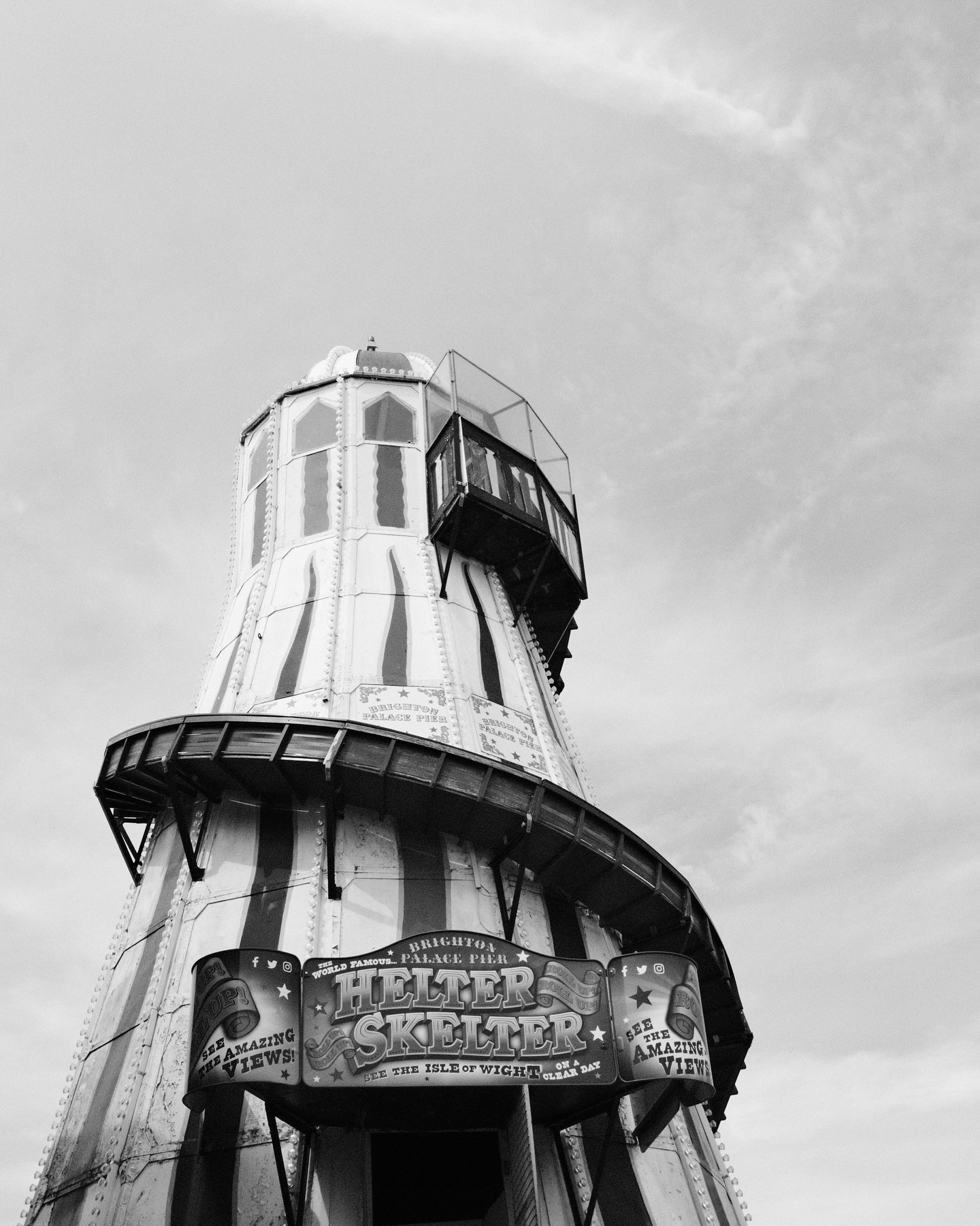 Brighton Pier’s Helter Skelter - a vintage seaside icon. Nostalgia is always in style.
.
#kpmphotoart #helterskelter #brightonpier #vintagevibes #fairgroundart #wallartdecor #ilovebrighton