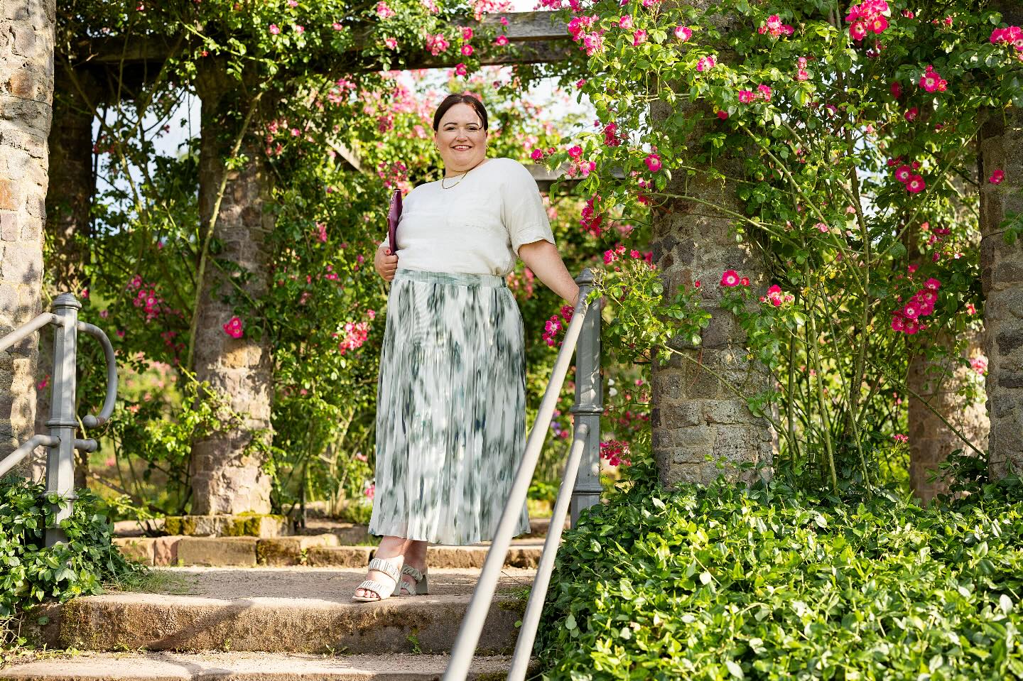 Hi, ich bin Isa. 🙋🏻♀️ Meine Stärke ist Reden, meine Schwäche sind regelmäßige Posts hier. Upsi. Was hab ich verpasst, macht man die Ice Bucket Challenge noch? Is „Owling“ still a thing? 🦉😅
Obwohl es hier ruhig ist, passiert im Hintergrund einiges, ich wage einen vorsichtigen Blick auf Eure Hochzeiten und Willkommensfeste, stehe aktuell aber noch häufiger auf dem Friedhof. Wenn ihr mich braucht, bin ich da. Meldet Euch jederzeit! 💌
Das tolle Foto: The best @moni_stamm_photography ❤️
📍Rosenhöhe Darmstadt
FREIE REDNERIN
DARMSTADT
LOVE
HOCHZEIT
#wedding #liebe #inspo