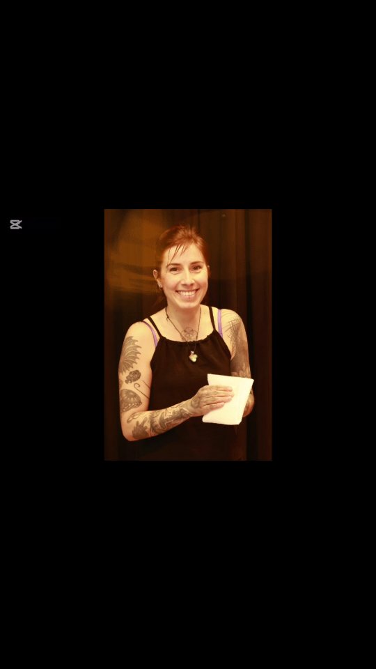 Meine Erfahrung beim Männer Markt Hölstein war sehr erfolgreich und es war für mich eine Freude dort tätowieren zu dürfen 🥰
Ich habe insgesamt 6 Personen innerhalb von 6 Stunden tätowiert, was für mich schon auch eine hohe Leistung darstellte 😁 ein paar Tattoos durfte ich sogar freihand zeichnen und tätowieren!
Danke an den @markt_verein_hoelstein für diese tolle Erfahrung und für die Bilder!
Falls ihr noch das mini Interview mit dem lokalen TV Sender sehen möchtet, hier der Link: https://youtu.be/eEm7uSicIOs?si=PLxD_p_bZgkhj4uh (auf 2:29 vorspulen) 😉