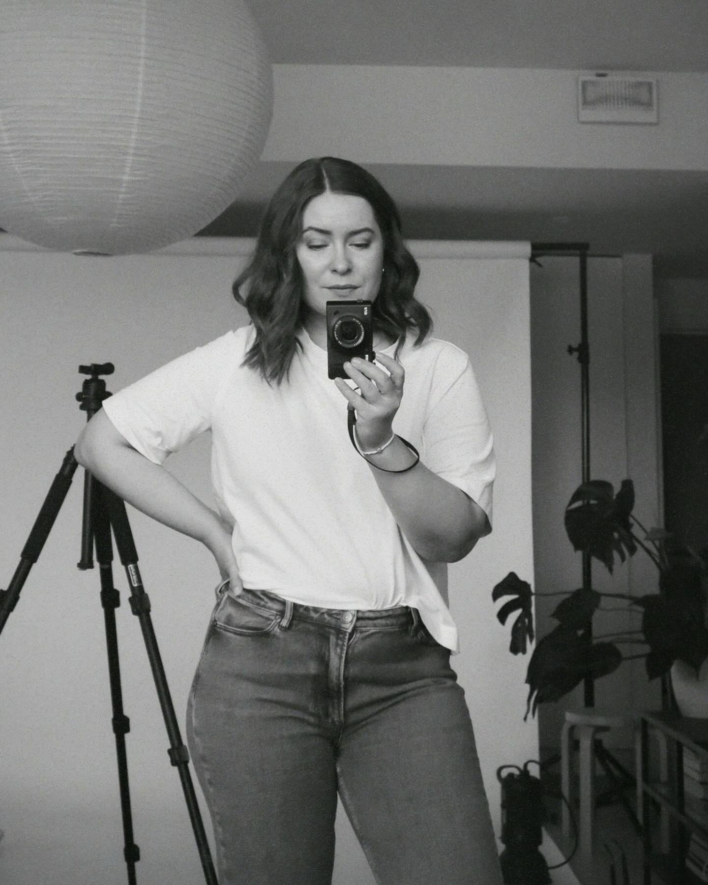 Miltä mun työelämä just nyt näyttää? 🍋
Mä jäin päätoimiseksi yrittäjäksi tänä keväänä pitkän pohdinnan jälkeen. Tuntui, että kaikki merkit kertoi mulle siitä, että nyt on oikea aika kokeilla sitä. Mun yrittäjyys on jäänyt taka-alalle aina, sillä oon tehnyt sitä yli kahdeksan vuoden ajan vain sivutoimisesti kahden täysin erilaisen vakkariduunin ohella. Aikaa ja resursseja ei ole siis jäänyt riittävästi sille, että olisin päämäärätietoisesti vienyt yrittäjyyttäni eteenpäin. Uskon, että sivutoimisuudessa on aina se varjopuoli, että oma yritys jää toiseksi. Aina.
Alkuvuodesta me alettiin kollegan kanssa tosissamme suunnittelemaan yhteistä kollektiivia ja se tuntui tosi oikealta. Tuli vahva tunne, että meidän on päästävä tekemään töitä yhdessä ja yhdistämään meidän osaamisalueet. Ja että tää olisi nyt juuri oikea seuraava steppi mun työelämässä ja asiantuntijana. Oon aina vähän vierastanut sitä, että tekisin töitä täysin yksin ja kollektiivin muodossa töiden tekeminen tuntuu täydelliseltä. Ja me täydennetään toisiamme just sopivalla tavalla.
Mä tuun jatkossa fokusoimaan enemmän töihin SEO-osaajana ja @poimulkollektiivi :n alla oleviin verkkosivustoprojekteihin sekä suurempiin brändikuvauksiin, mutta tarjoan edelleen myös valokuvauspalveluja yksin.
Mulla ei oo kristallipalloa, josta voisin nähdä tulenko oikeasti saamaan leipäni pöytään omalla yritystoiminnallani, mutta ainakin mä hitto vie yritän! Ja haluan sanoa, että oon mun jokaisesta asiakkaasta aivan super kiitollinen. 💛
Mä myös ajattelen yrittäjyydestä niin, että voihan tämäkin olla mun työelämässä vaihe eikä se tee musta epäonnistujaa vaikka olisinkin hakemassa takaisin palkkaduuniin kahden vuoden päästä. Päinvastoin — ainakin mä uskalsin ja se jos jokin tuntuu jo itsessään super hyvältä 🥳🤌🏻
Ja jos joskus haluat sparrailla yrittäjyydestä tai pohdit siellä uskaltaisitko säkin. Mä keskustelen todella mielelläni näistä aiheista, joten nakkaa viestiä jos vähänkään tuntuu siltä 😍
#yrittäjä #yrittäjyys #yrittäjänelämää #yrittäjänarkea #naisyrittäjät #yrittäjänaiset #valokuvaajanaiset #salonyrittäjät #valokuvaajasalo #valokuvaajaturku #seoosaaja #hakukoneoptimointi #hakukoneoptimoija