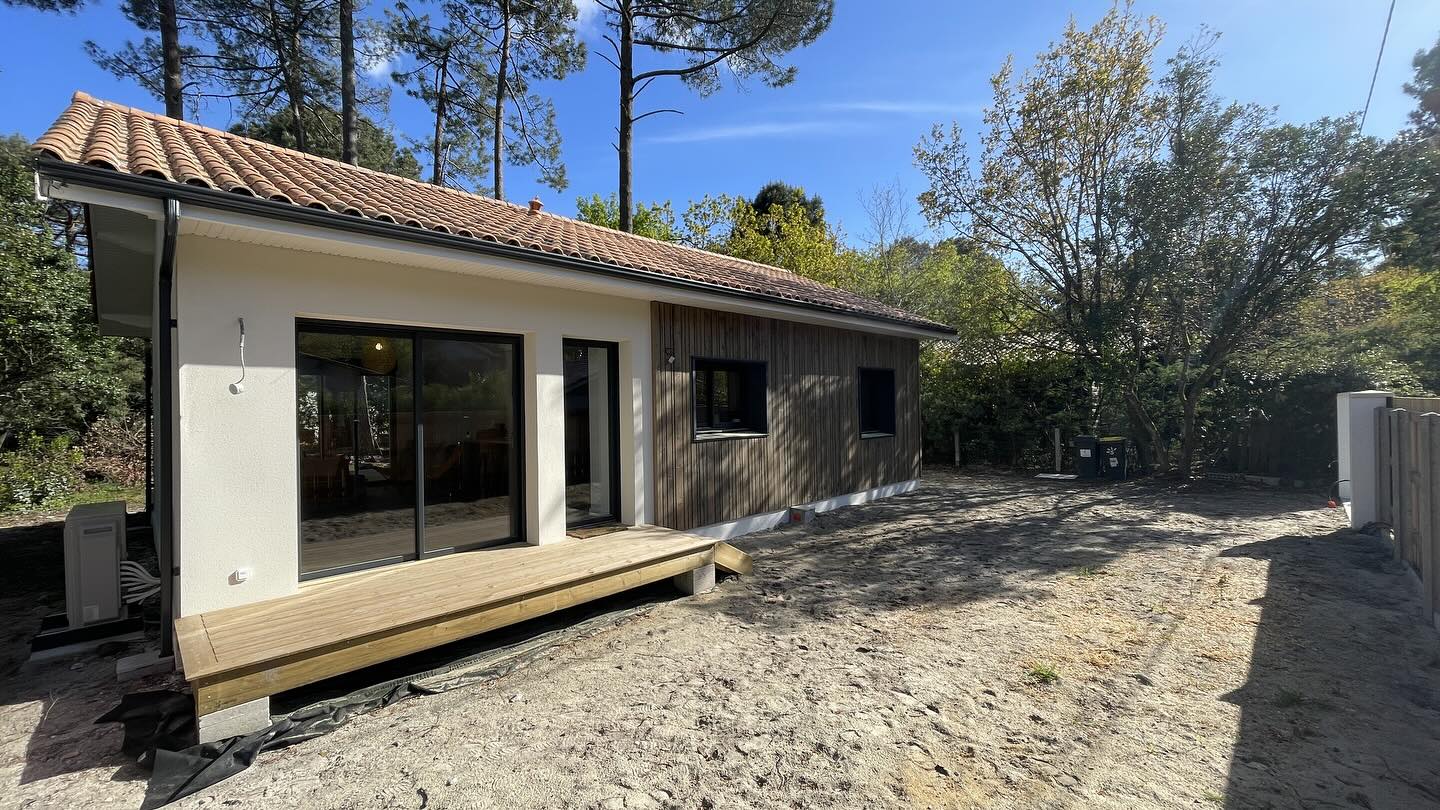 Extension & Rénovation globale d’une maison secondaire des années 60. Avec les travaux, la maison passe d’une étiquette F à B puis A quand le ballon sera remplacé par un ECS thermodynamique. Conception @maisons.arbor que l’on remercie pour leur confiance qui dure depuis de nombreuses années et tous les artisans qui une fois encore ont travaillé avec beaucoup de sérieux et d’implication. Photos avant / pendant / après #architecture #renovationmaison #avantaprestravaux #maisonbois #maisonboiscontemporaine