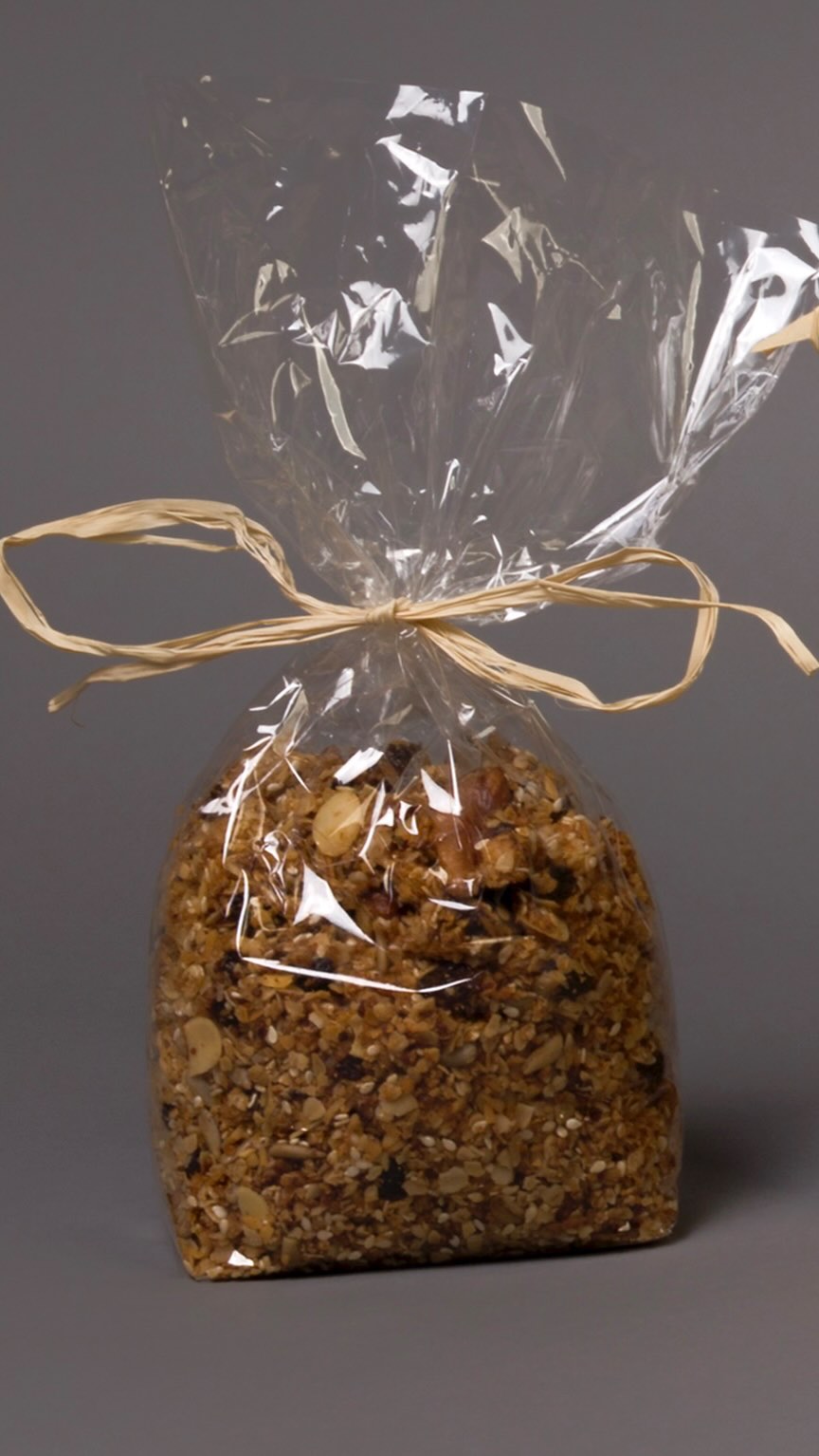 ✨ 10 ANS DE PASSION, D’EFFORTS… ET DE PROGRÈS ! 🌸
BON 1ER MAI À TOUTES ET À TOUS ✨ 🌸
En cette journée de la Fête du Travail, nous avions envie de partager avec vous un souvenir marquant : l’évolution de notre packaging depuis nos débuts en 2013.
Tout a commencé humblement, avec un simple sachet en plastique fermé par un fil de raphia. Année après année, nous avons travaillé sans relâche pour améliorer cet emballage, toujours avec le même objectif : préserver au mieux la texture et les saveurs de nos produits fabriqués en Suisse.
Ce fut un long chemin, jalonné de recherches, de tests et d’adaptations. Aujourd’hui, nous sommes fiers de proposer un emballage à la fois pratique, professionnel et respectueux de nos exigences : conserver nos produits sans ajout d’agents conservateurs ni artifices.
Preuve qu’il est tout à fait possible de proposer des produits artisanaux sans gluten de qualité, présentés dans un packaging soigné, qui respecte la nature du produit du jour de sa fabrication jusqu’à sa dégustation.
Merci à toutes celles et ceux qui ont accompagné cette belle évolution 💛
#lesgranolasdejenny #granola #sansgluten #healthyfoodporn #swissmade #artisanal #entrepreneur #womeninbusiness #startup #foodlover #branding #packaging