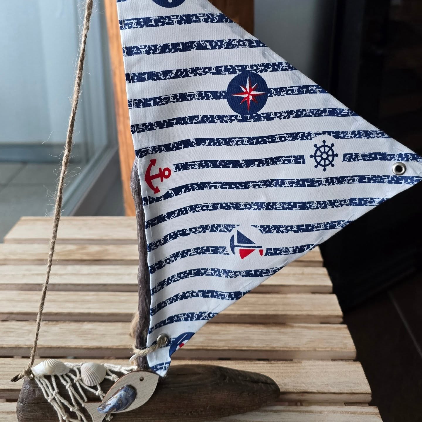 ⛵️ Un nouveau voilier entièrement fait main. Bois flotté du Lac de la Gruyère. Prêt à voguer vers de nouveaux horizons.
📅 Viens découvrir mes décos au Marché de printemps à Gumefens le 10 mai 2025.
📱Ou sur mon site internet : www.entrelacsetmontagnes.ch
Au plaisir
Isabelle