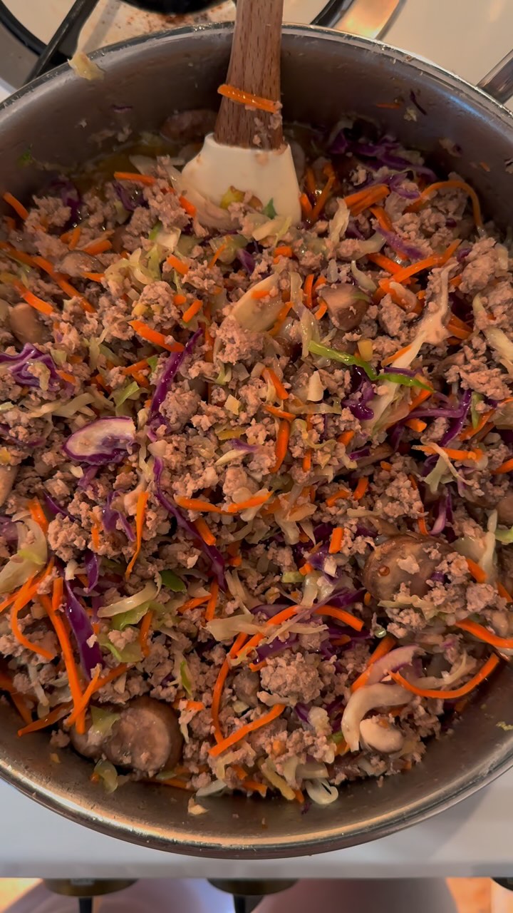 healthy tiktok inspired recipe for dinner
definitely adding this one into the rotation š„š„ so easy to make!
tart cherry mocktail for the drink š
ground pork
shredded cabbage mix
shredded carrots
mushroom mix
ginger
garlic
white rice
chili crunch - don't be shy with it š¤£
coconut aminos
rice vinegar
sesame oil
salt and pepper