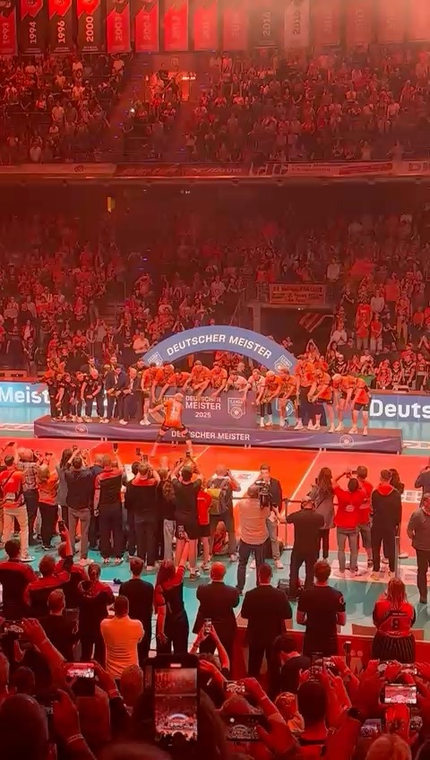Der perfekte Auftritt zum 15. Deutschen Meistertitel! Cut For You, der Offizielle Fashion Partner der @brvolleys, gratuliert herzlich!
Übrigens: Sie können das BR-Volleys-Outfit für Damen und Herren auch nach Ihren Maßen gefertigt bei Cut For You bestellen.
#cutforyou #brvolleys
#berlinrecyclingvolleys #volleyball #deutschermeister #berlin #massanzug #corporatefashion #sponsoring #lodresso #event #sport #titel #deutschermeister #serienmeister #trainer #meistertrainer #joel #banks #joelbanks