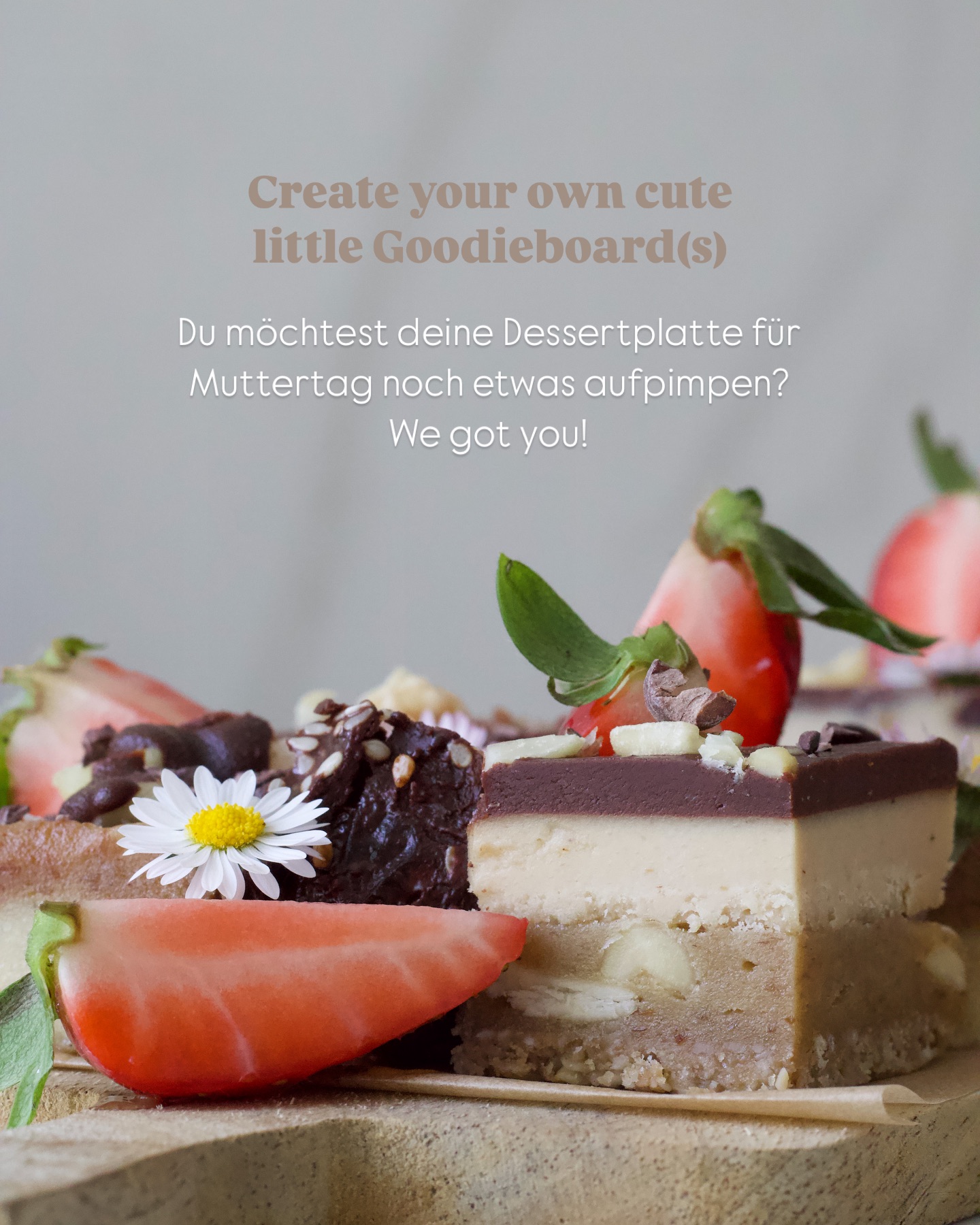 Create you own cute little Goodieboard(s) ♥
Nicht nur auf den ersten Biss, auch auf den ersten Blick sind unsere Desserts eine Besonderheit!
Um jetzt deine Gastgebereigenschaften aber noch auf das nächste Level zu heben, zeigen wir dir hier, wie du einzigartige Goodieboards mit unseren Raw Cakes, Goodies oder Bars zaubern kannst. 🪄
Die Cakes hast du schon? Dann legen wir gleich mal los. Du benötigst folgendes:
• Holzbrett, Schale oder einen besonderen Teller
• deine fav Goodies, Bars und/oder Cakes
• ein paar bunte Beeren und frische Früchte
• nach belieben Blüten, Kräuter, Datteln, Samen und Nüsse
Im zweiten Schritt kannst du richtig kreativ werden und alles nach belieben anrichten.😊 Vergiss zum Schluss nicht, deine süßen Boards zu servieren.. oder selbst zu vernaschen.🤤
#glutenfreefood #startup #muttertag