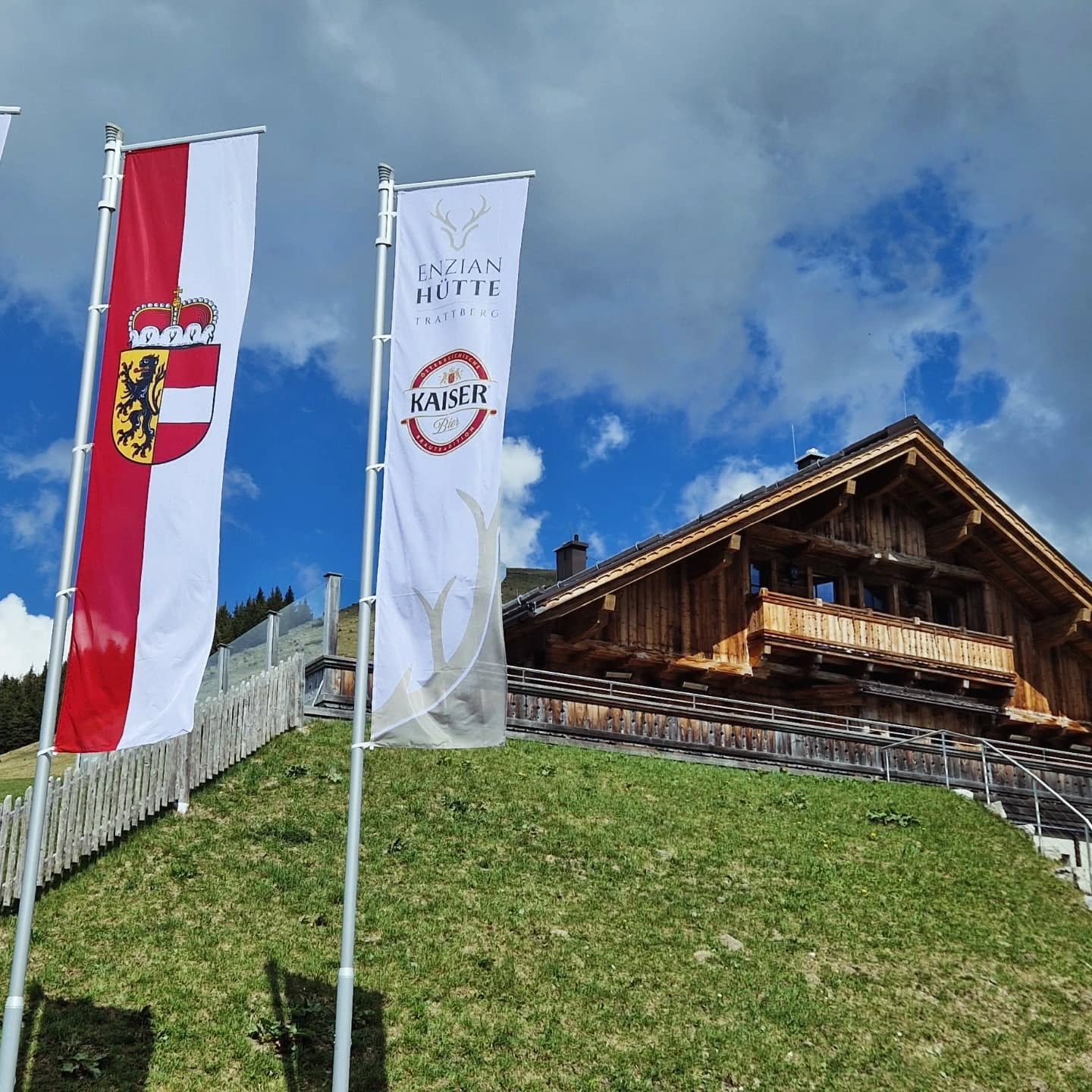 Wir sind wieder für euch da – der Berg lebt auf!
Der Frühling ist zurück und mit ihm kehrt neues Leben auf den Trattberg ein. Die Sonne wärmt die Almwiesen, die ersten Blumen blühen – und auch wir öffnen wieder unsere Türen!
Unsere Öffnungszeiten:
Mittwoch, Donnerstag & Samstag: 11:00 – 22:00 Uhr
Freitag & Sonntag: 11:00 – 18:00 Uhr
(Montag & Dienstag Ruhetag)
Ob bei einer gemütlichen Wanderung, einer Bike-Tour oder einfach nur zur entspannten Auszeit – die #Enzianhütte ist euer Ort zum Ankommen, Genießen und Auftanken.
Freut euch auf regionale Schmankerl, hausgemachte Kuchen und ein herzliches Team, das euch mit einem Lächeln empfängt.
Frühling am Berg – erfrischend. echt. ehkloar.
Wir freuen uns auf euch!
Euer Enzianhütten-Team