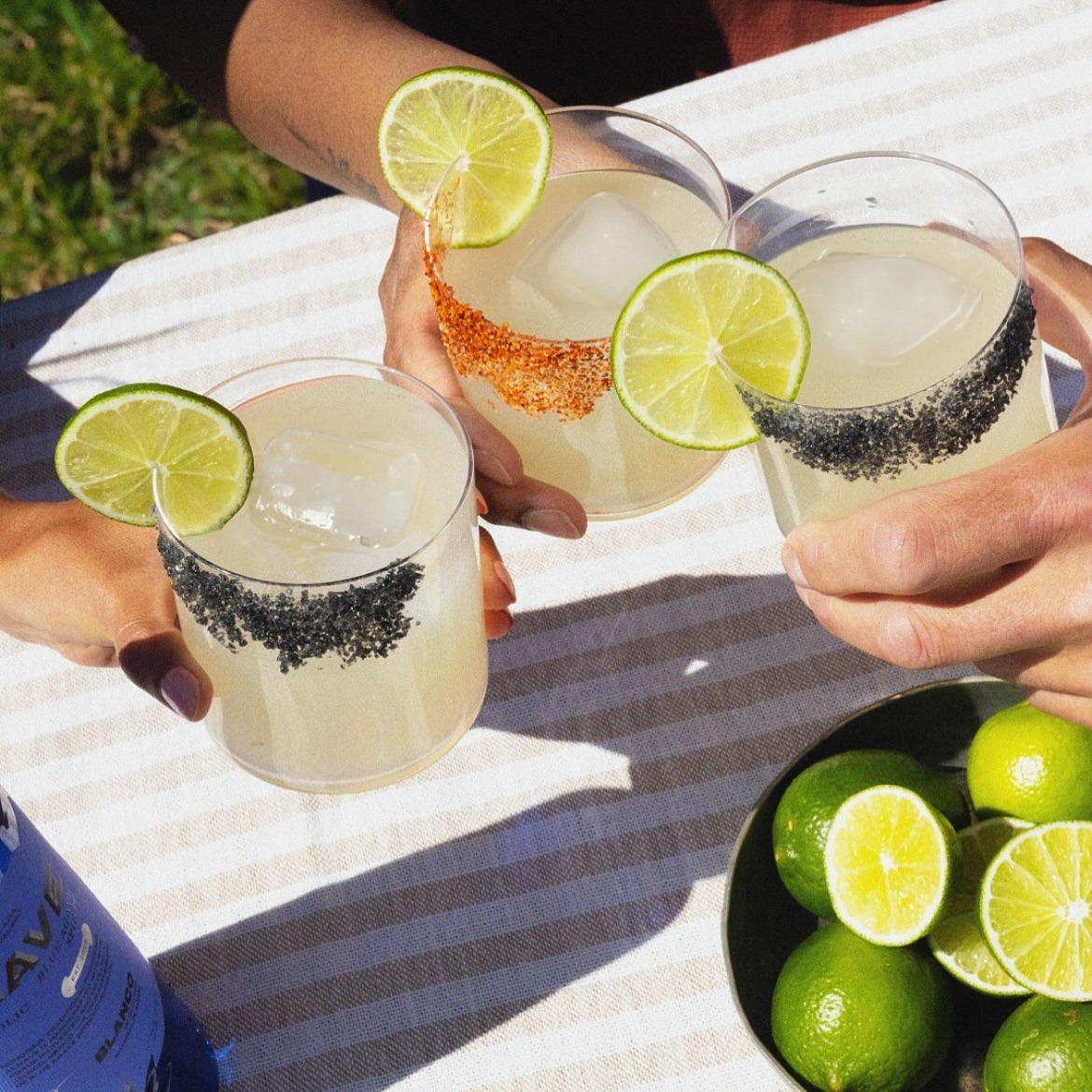 No alcohol means no limits on how many you can have on your lunch break. @almave have two great tequilas that are both crisp and refreshing.
Midweek margs are always a good idea.
- 50ml Almave - 25ml lime juice - 15ml agave - salt rim
#almave #0% #noandlow #lewishamiltontequila #almavetequila