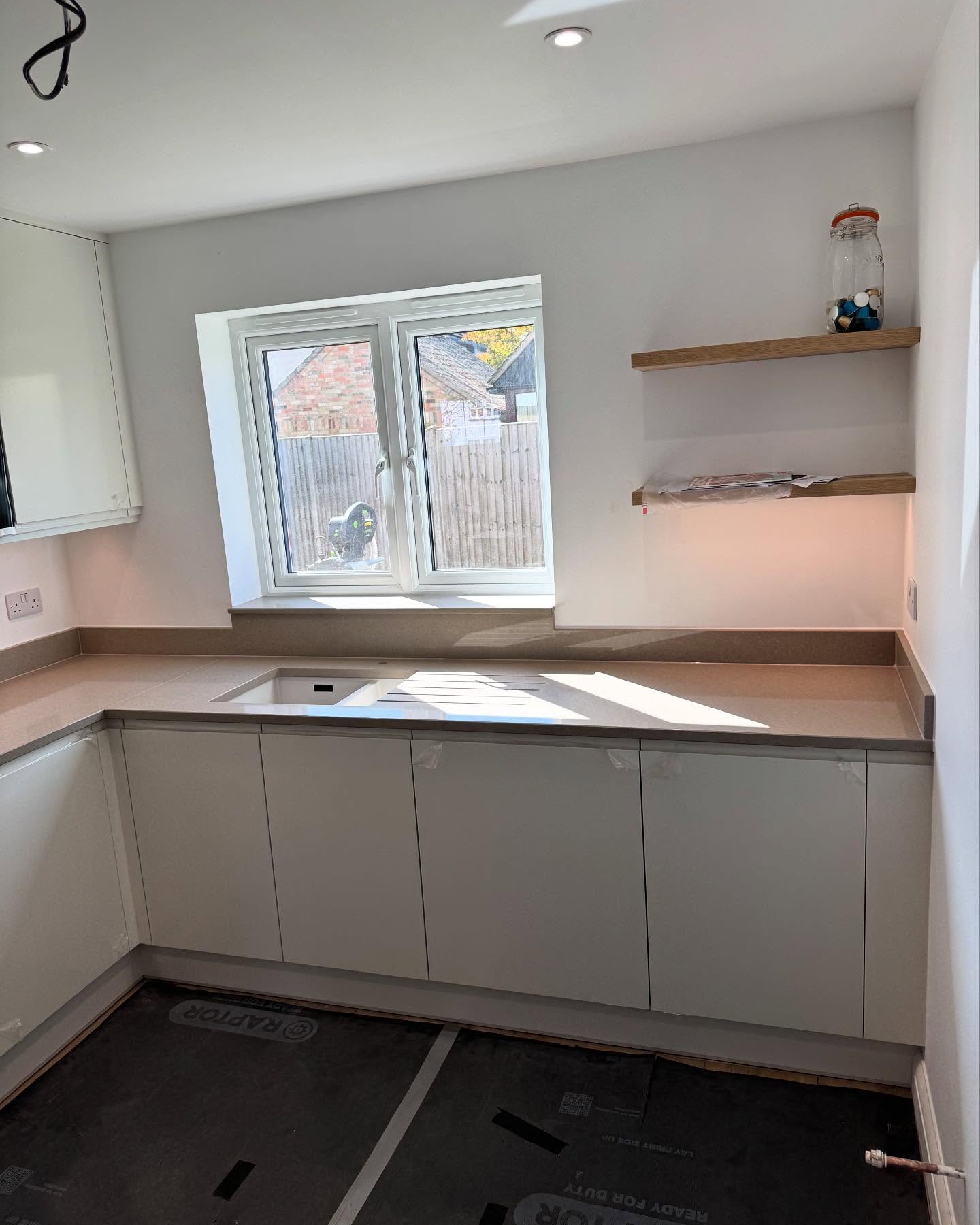 Handless J pull kitchen complete.
Porcelain J pull doors
Elegant clay quartz
Bosch appliances
#kitchen #kitchendesign #kitchensofinsta #kitchensofinstagram #kitchenrenovation #quartz #handless #jpull #ashwoodkitchens #bosch #blum