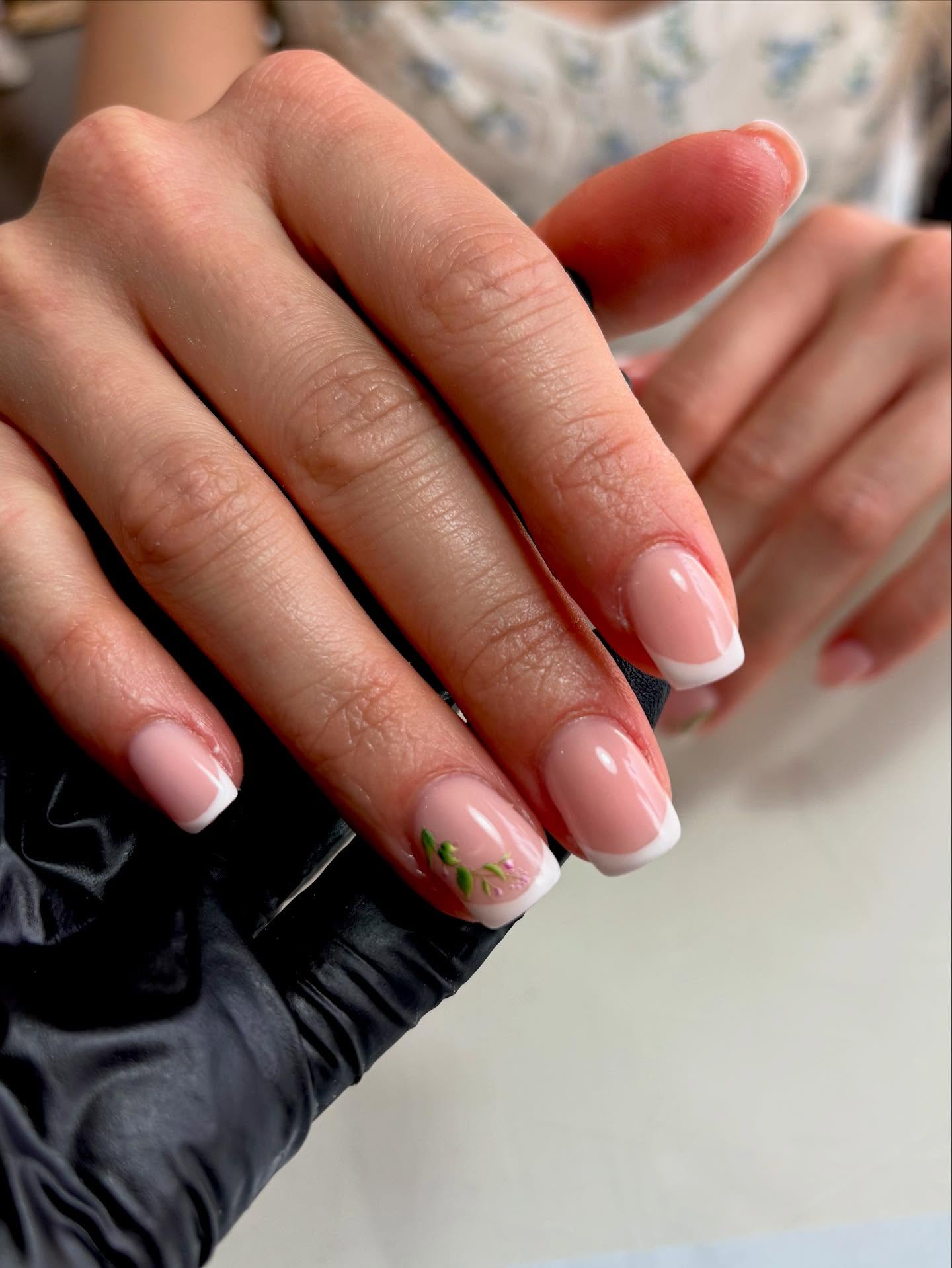 French and Flowers 🤍
@the_gelbottle_inc BIAB 19
#walsall #walsallnails #walsallsalon #truebeautywalsall #biab #frenchnails #tgb #tgbbiab #flowernails