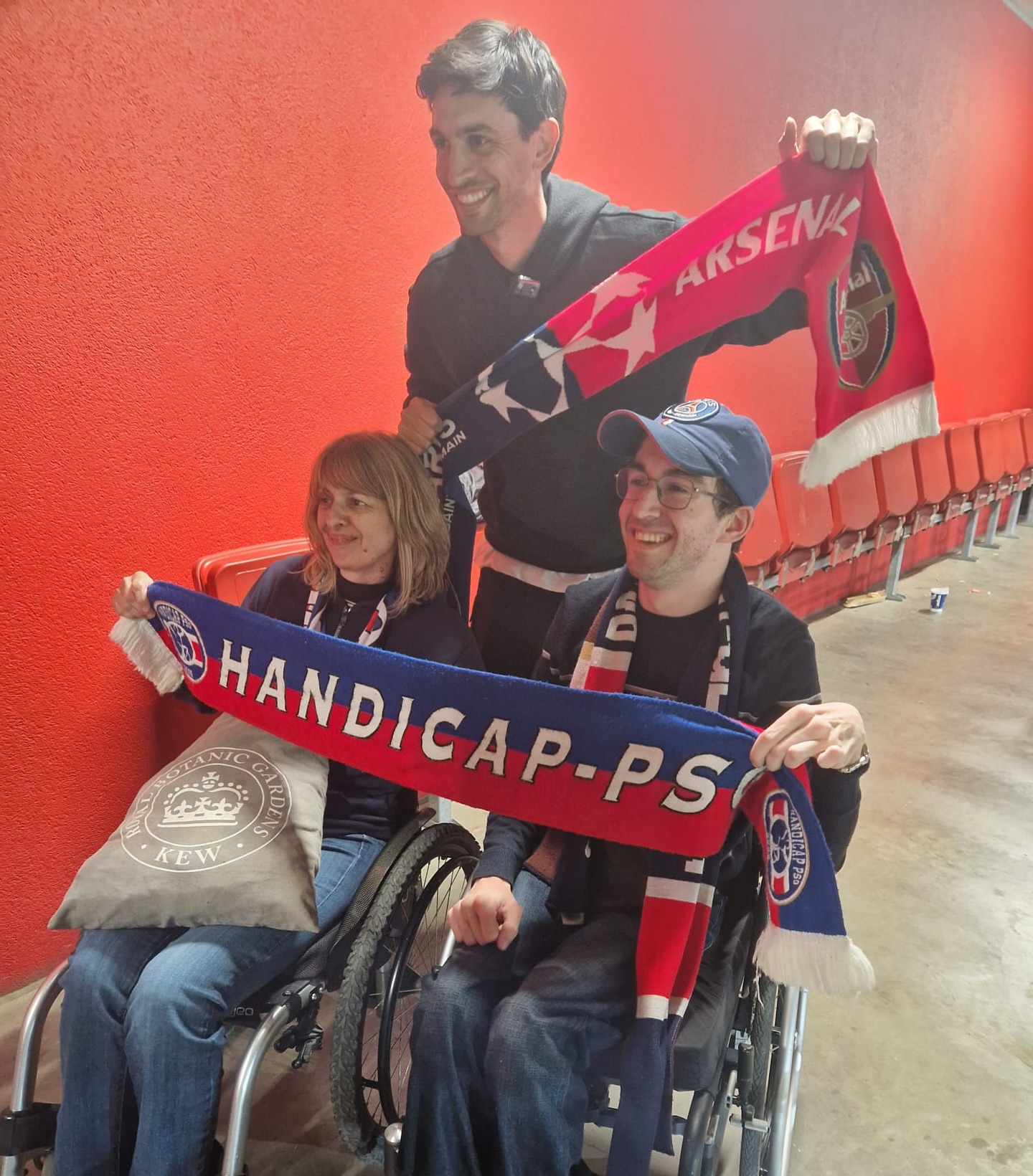 Retour en image sur notre déplacement à Londres pour la 1/2 finale aller de Ligue des Champions face à Arsenal
Belle rencontre avec @flacojp27 🔴🔵