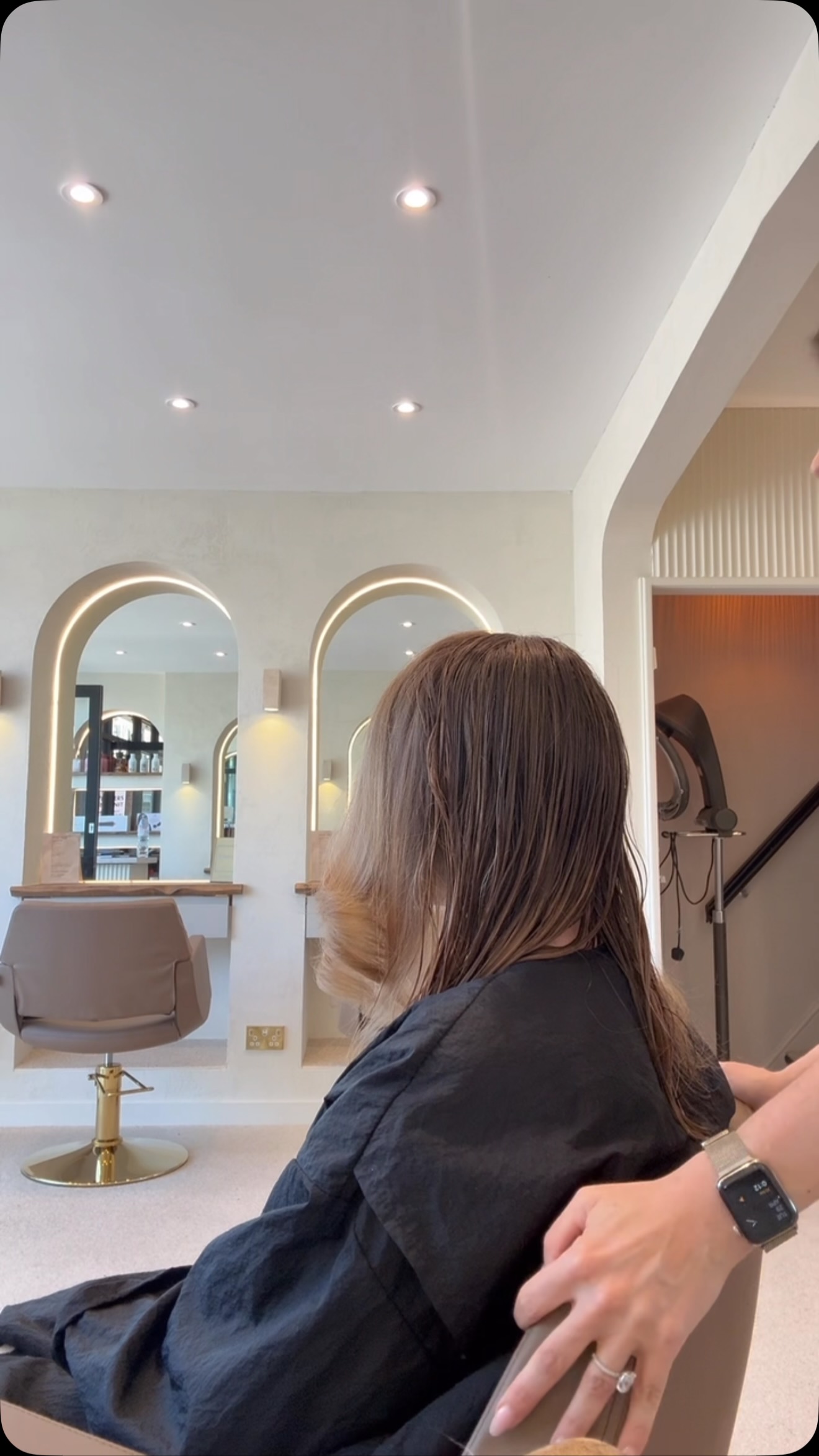 There is no better feeling than revealing the hair to a client and getting this reaction. I always start by blow drying the front so the client can start see the finished result slowly come to life, and I think the smile speaks volumes. The perfect bronde, lived in blonde 🤍
#blonde #bronde #livedinblonde #balyage #wella #blondespecialist