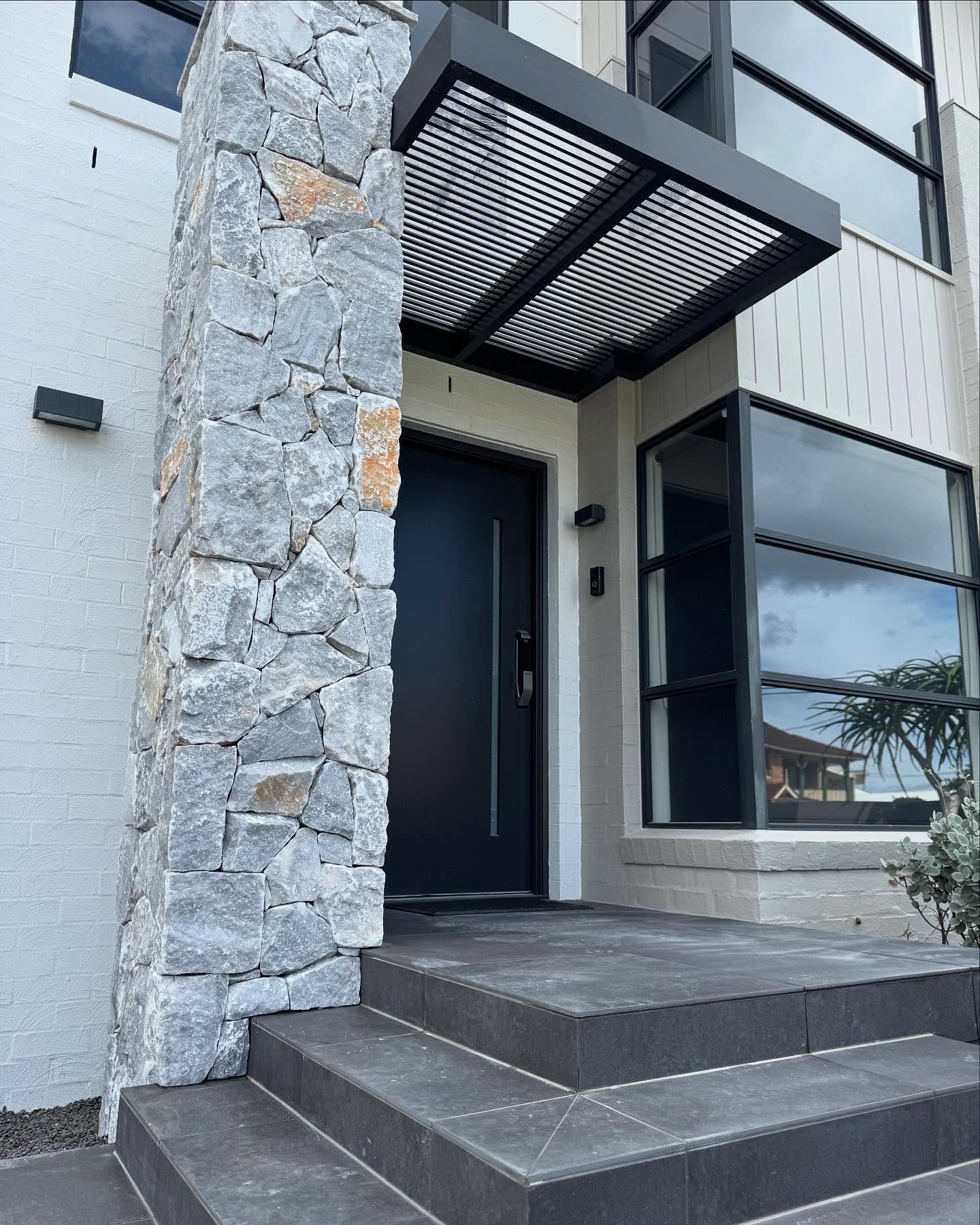 Stage 2 of a project on the waters edge of Lake Macquarie. Beautiful cladding ‘Luna’ from @artisanexterior.au compliments the colour palette and street appeal to the front of this house.
#design #architecture #outdoordesign #lakefront #lakemacquarie #stone #stonemasonry #stonecladding #stoneelements