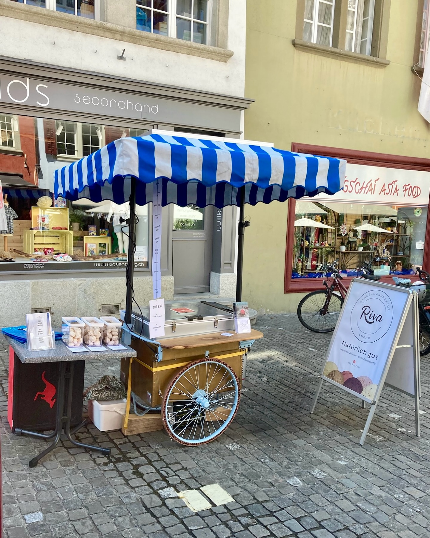 🍦☀️🌸 Heute Nachmittag sind wir am Lenzburger Wochenmarkt in der Rathausgasse mit feinstem Glacé für sonnige Seelen und süsse Momente.
Hausgemacht. Einfach zum Dahinschmelzen. Natürlich gut.
Komm vorbei – wir freuen uns auf dich!