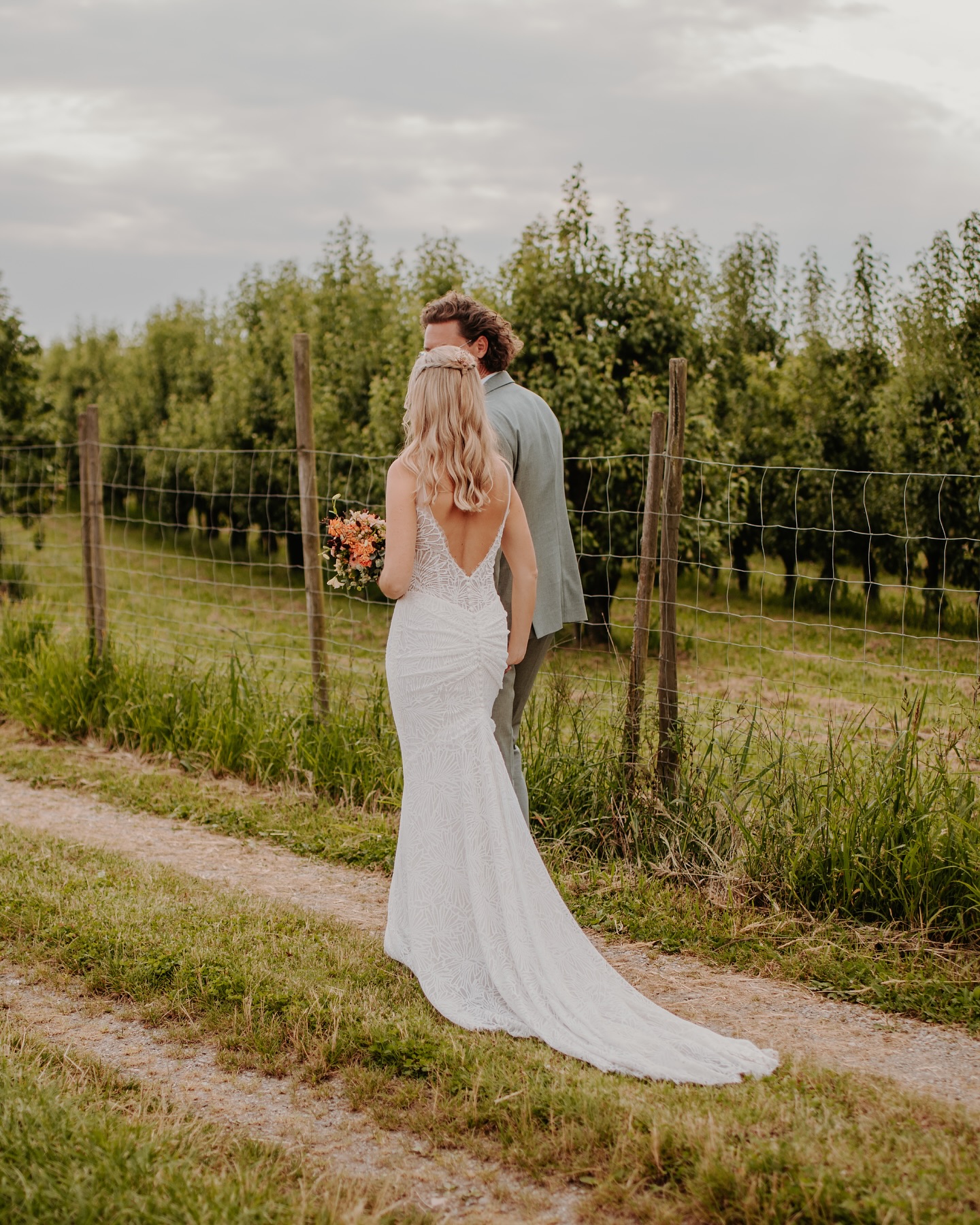 Letztes Jahr durfte ich diese wunderschöne Sommerhochzeit in Ravensburg begleiten.
Vom sehr gerührten First-Look über die emotionale freie Trauung mit Freunden und Familie unter einer Weide, dem Brautpaarshooting im Sonnenuntergang zwischen Apfelbäumen, hin zum allerletzten Gruppenfoto in den Abendstunden. Danke für dieses Erlebnis und dass ich euere ganzen kleinen und großen Emotionen festhalten durfte.🤍
„Wir sind überglücklich, Nadine für unsere Hochzeit gewählt zu haben. Sie hat die schönsten Momente mit einem unglaublichen Auge fürs Detail festgehalten und dabei eine warme, entspannte Atmosphäre geschaffen. Die Bilder sind soooo schön geworden – natürlich, emotional und von höchster Qualität.
Besonders beim Paarshooting vor der Trauung (First Look) hat sie es geschafft, dass wir uns absolut wohlgefühlt haben. Alles hat sich natürlich angefühlt, selbst in diesem intimen Moment, und das spiegelt sich auch in den Bildern wider.
Von der Planung bis zur Übergabe der Fotos war alles professionell, herzlich und absolut zuverlässig. Dank ihr haben wir unvergessliche Erinnerungen, die wir für immer schätzen werden. Wir können Nadine jedem nur wärmstens empfehlen!
Danke Nadine für deine Zeit, Mühe, Arbeit und Kreativität!“
T&S
#hochzeitsfotografiethüringen #brautpaarthüringen #thüringenhochzeit #hochzeitsfotografthüringen #braut2026thüringen #thüringenwedding #thüringenbraut #hochzeitinthüringen #thüringenlove #thüringenfotograf #brautpaarshootingthüringen #thüringenheiraten #thüringerhochzeit #weddinginthüringen #hochzeitsfotograferfurt