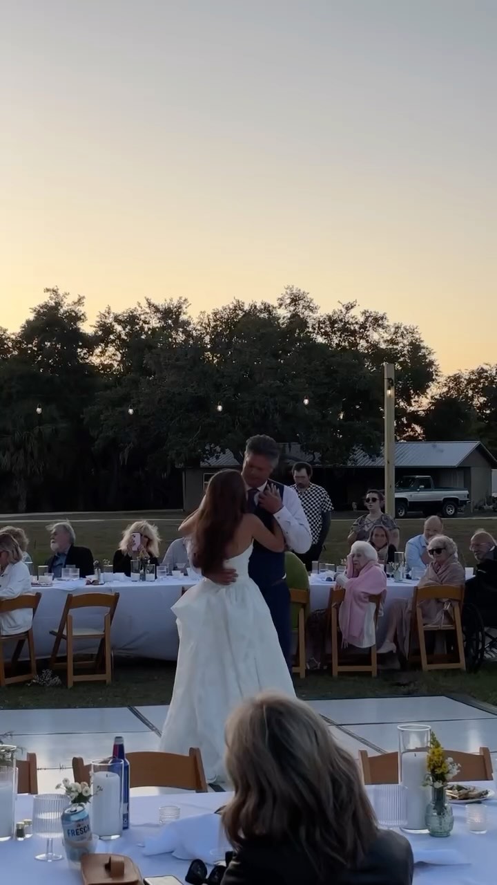 "Le mariage est une perte d’argent."
… sauf si tu comptes les éclats de rire, les câlins, les regards qui brillent, et les souvenirs pour la vie.
Le vrai luxe, c’est ce qu’on ne peut pas acheter.
L’amour qui flotte dans l’air. Les étreintes qui réchauffent. Les fous rires entre potes. Les yeux qui s’embuent au moment des discours.
Bref : les moments qui comptent ❤️
____________________
💍 Tu veux que tout ça se passe sans stress, sans oublis, et que tu puisses juste profiter ?
C’est exactement mon rôle. Et j’adore ça !
Discutons-en 💌
Crédit vidéo : @shesmaren
#weddingplannerfrance #weddingplannerlyon #mariageauthentique #mariageemotion #souvenirdemariage #amourvrai #familyfirst #familytime #weddingreel