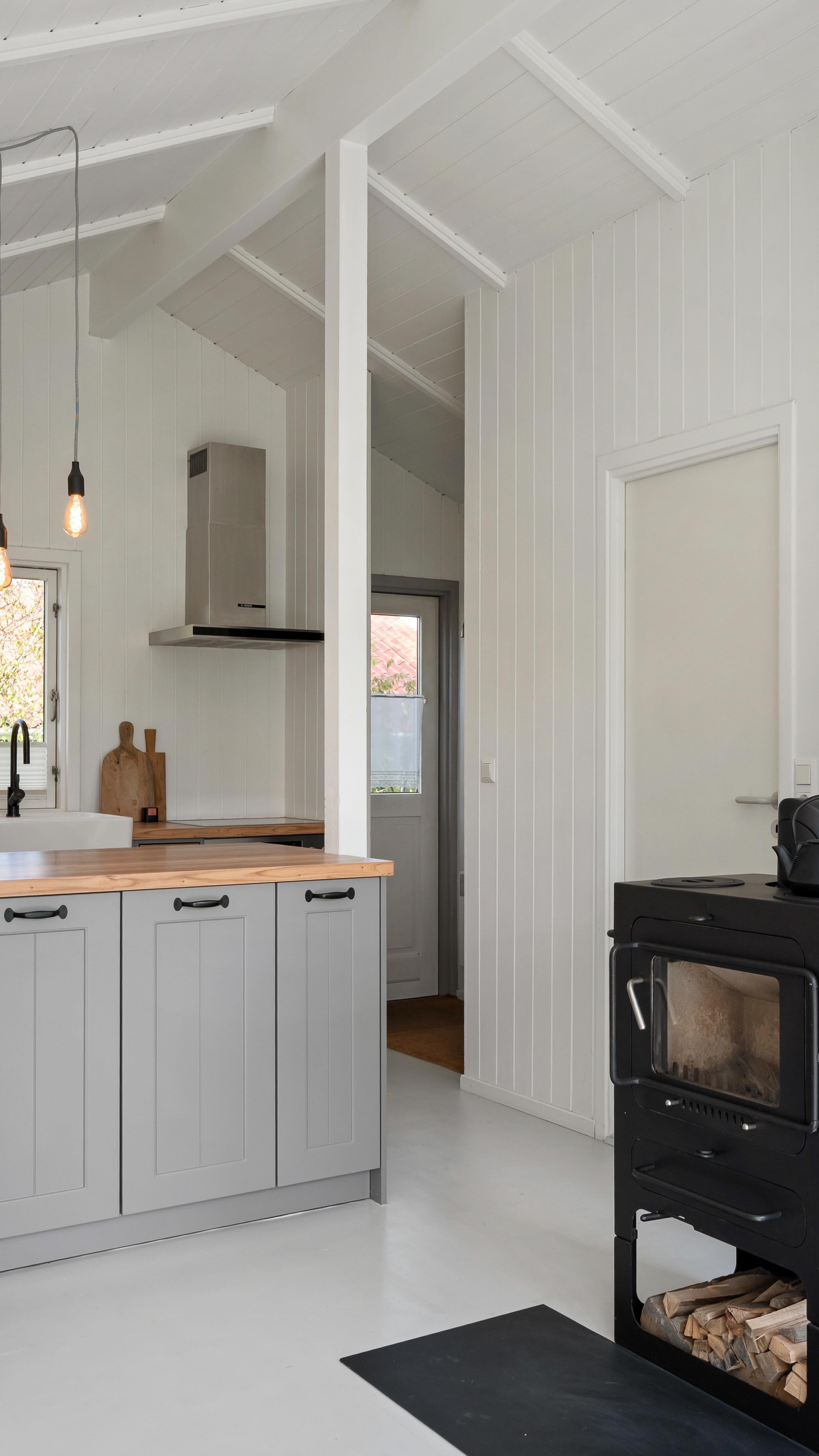 Die ersten 3 Sekunden entscheiden, ob man sich mit einer Immobilie weiter beschäftigt oder nicht. Mein erster Fototermin im eigenen Zuhause! Wir verkaufen bald unser kleines Ferienhaus an der Nordsee bei St.Peter-Ording – gestern habe ich die Fotos dafür gemacht. Das war ganz schön aufregend! Bald erzähle ich mehr dazu. Alles Liebe und einen wunderschönen Start ins Wochenende, Eure Anna
#immobilienfotografie #immobilien #realestate #nordsee #hausverkauf