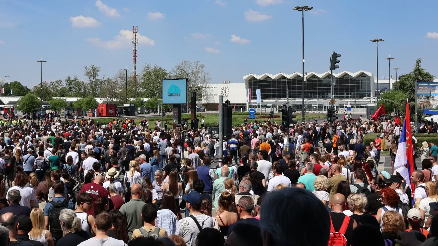 Prvi Maj u Novom Sadu -
Ljudi su u teškoj tišini prišli raskrsnici kod Železničke stanic3. Velika masa ljudi se skupila i oćutala 21 minut ovoga puta, dodatnih 5 za žrtve tragedije u Topoli. Dok je ćutanje trajalo puštani su lagano baloni u obliku srca sa imenima nastradalih. Gledali smo svi stegnutih srca kako baloni lete, lagano se penju u visinu i smanjuju se na veličinu tačke, sve dok sasvim ne iščeznu.
#studentskiprotest #studentprotests #novisad
