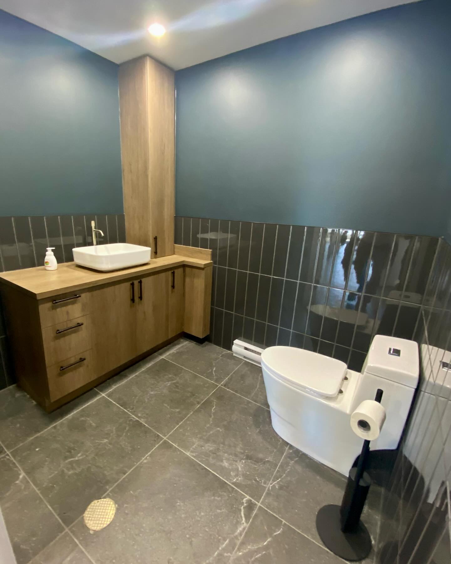 Salle de bain terminez pour le projet Autotec. #salledebain #design #constructionvcm #commercial #céramique @murmur_interieurs