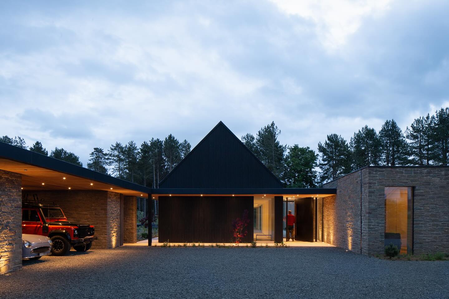 Our CS77 windows are designed to offer huge sections of glass with extremely high levels of performance. Available in both double or triple glazing, hundreds of finishes and different profile shapes, CS77 allow you create something unique for you and your home