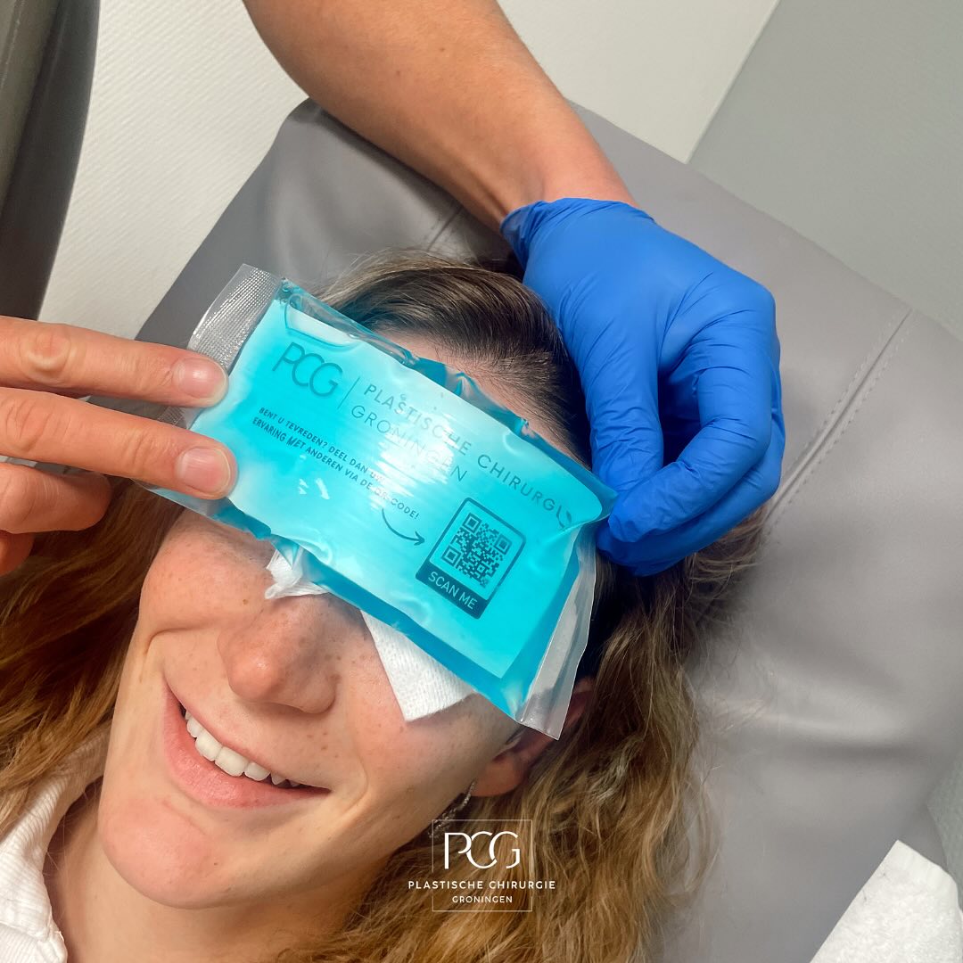 Na een ooglidcorrectie is goed koelen essentieel voor een voorspoedig en comfortabel herstel. Door direct na de ingreep te beginnen met koelen, help je zwelling en blauwe plekken te verminderen. Het verlicht ook de druk en kan pijnklachten aanzienlijk verzachten.
Gebruik een koelbril of coldpack (altijd met een doekje ertussen!) en koel regelmatig volgens het advies van onze artsen. Zo geef je je lichaam de beste kans om mooi en rustig te genezen! 👀🧊
