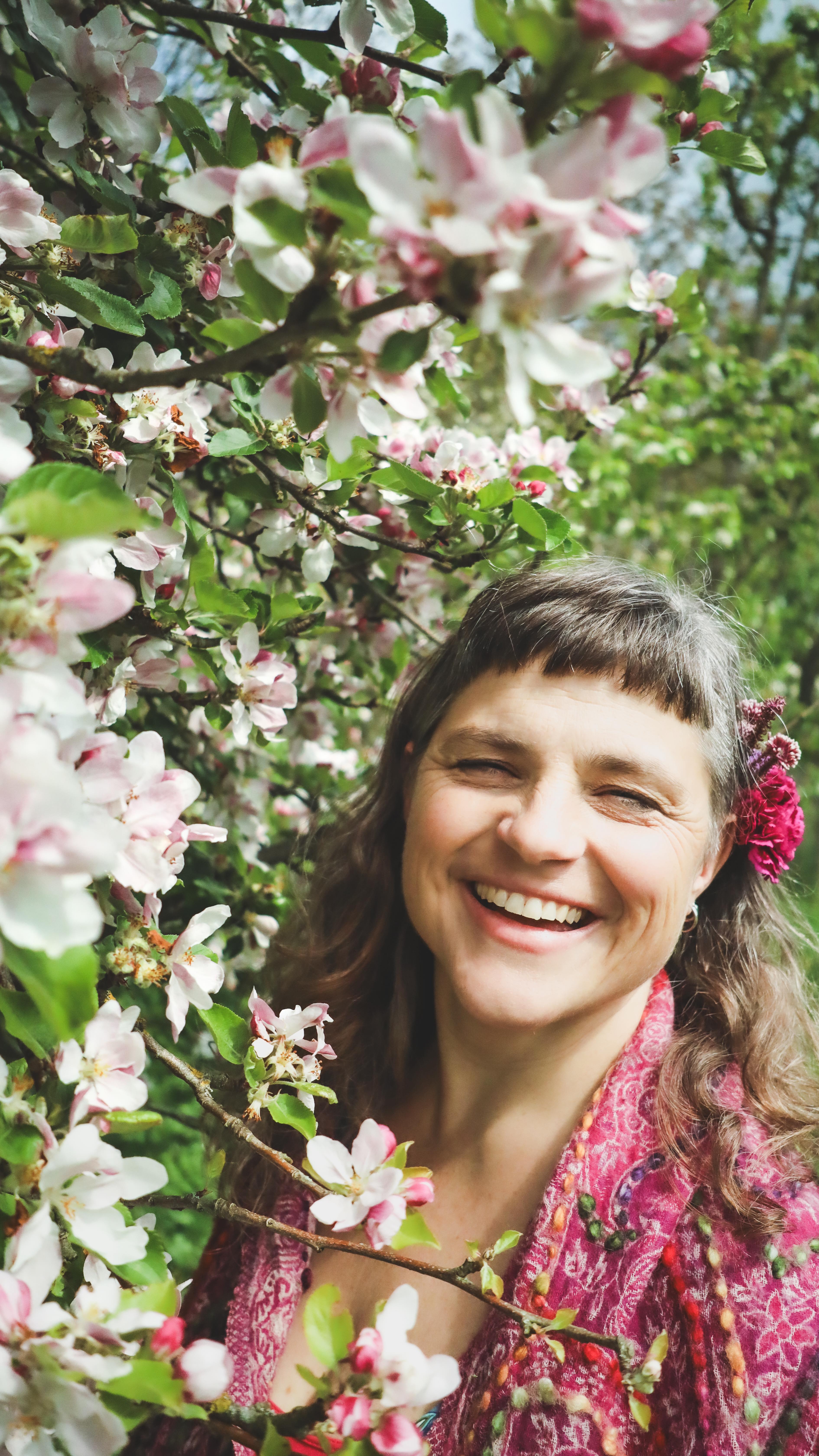 🌷My whole album is OUT TODAY!!🌷🐦⬛
A gift for you all on this beautiful spring day so you can listen on your way to work or whatever you’re doing in your day!
🔝 Link in bio to listen. Enjoy!
🎥 by @jyaraine.creative
#newalbum #breathofspring #atlast #beltane #musicismedicine #releasemusic