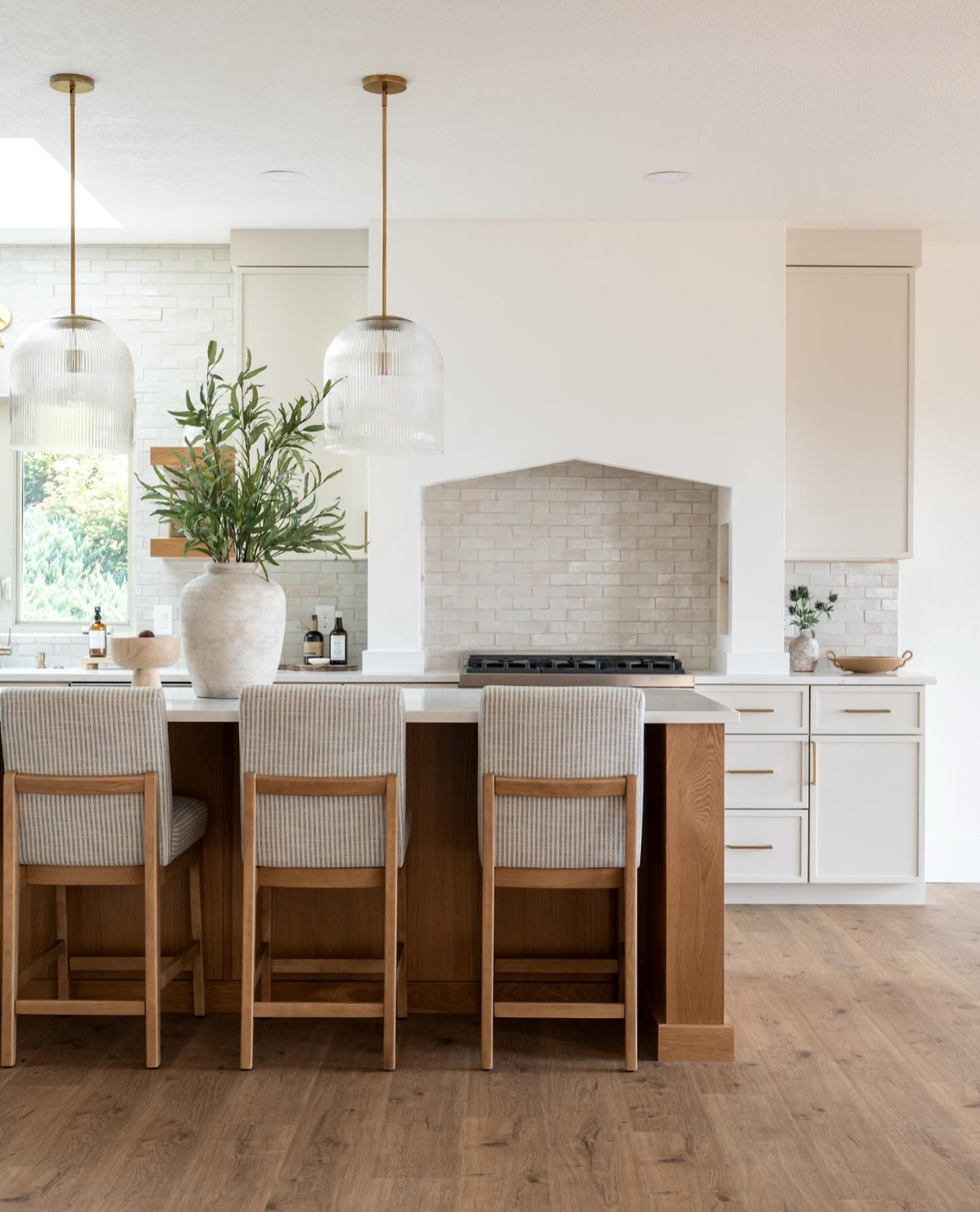 This view will never get old 😍
📸: @sophiawikoffphoto
#boiseinteriordesigner #boise #boisegeneralcontractor #boiseinteriordesign #kitchenremodel