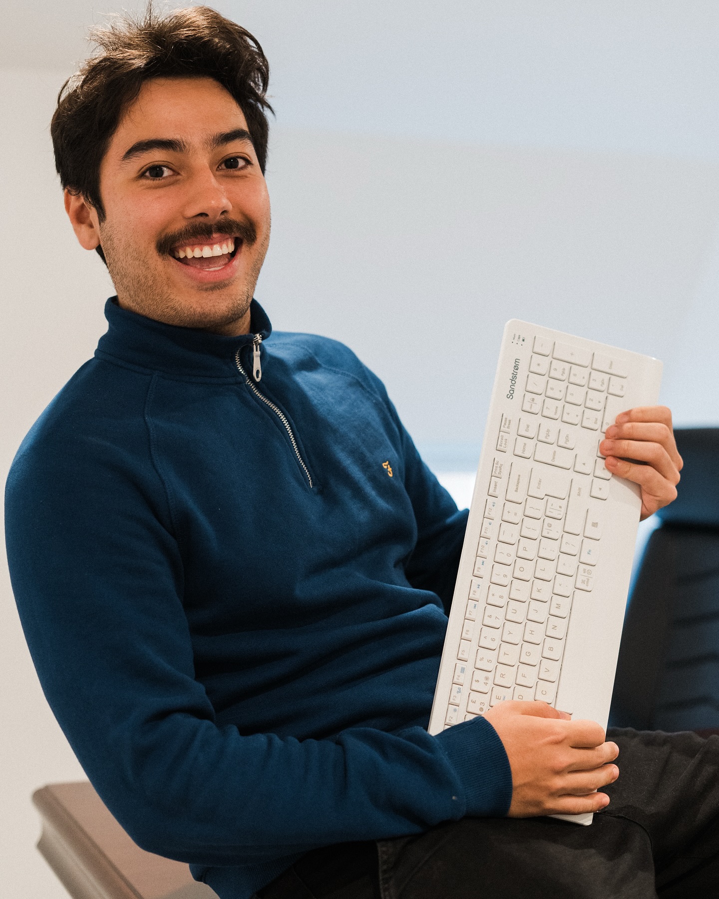 🇧🇷 Hard to believe it’s been year to the day since our Brazilian magician Felipe came through the ZOMA doors.
A man who can work in any space (and we mean any) within the office. His music taste is… shall we say unique, loved by some, loathed by others. His positive energy, fantastic work effort (Our Employee Of the Month For April), and undeniable magic on the football pitch have made him an absolute pleasure to have around the office.
In the past year, Felipe’s magic hasn’t just been confined to the 5-aside pitch – his skills as an E-commerce Advert Specialist have delivered truly outstanding results for our clients and have all been achieved while balancing doing a Masters in Marketing up in Dublin. 🤙🏼