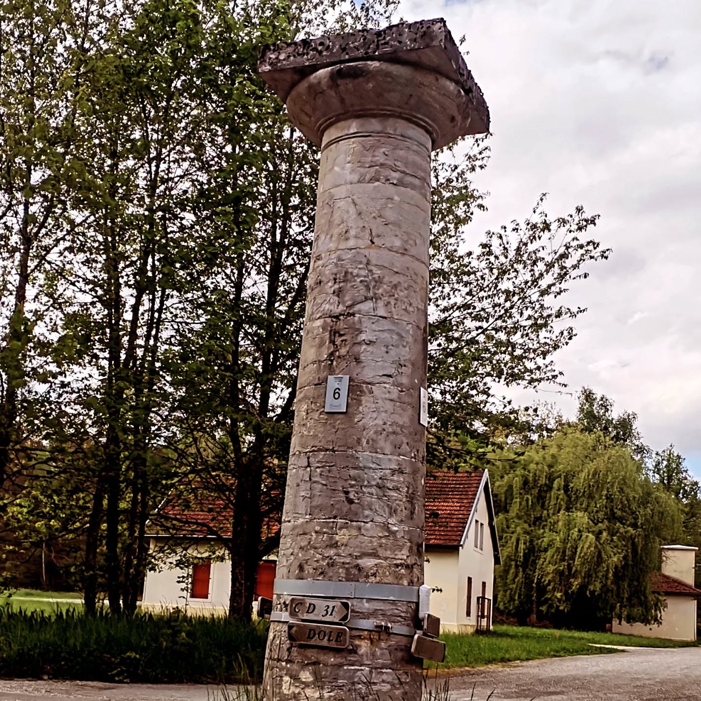SAISON 2025
Ouverture officielle de cette nouvelle et dernière saison de mariage.
Château de Clairvans que de souvenirs ici 🤍
Depuis que j'ai quitté le centre de Besançon, mon itinéraire pour rejoindre ce château est par l'ancienne route à travers la forêt de chaux, tellement magique !