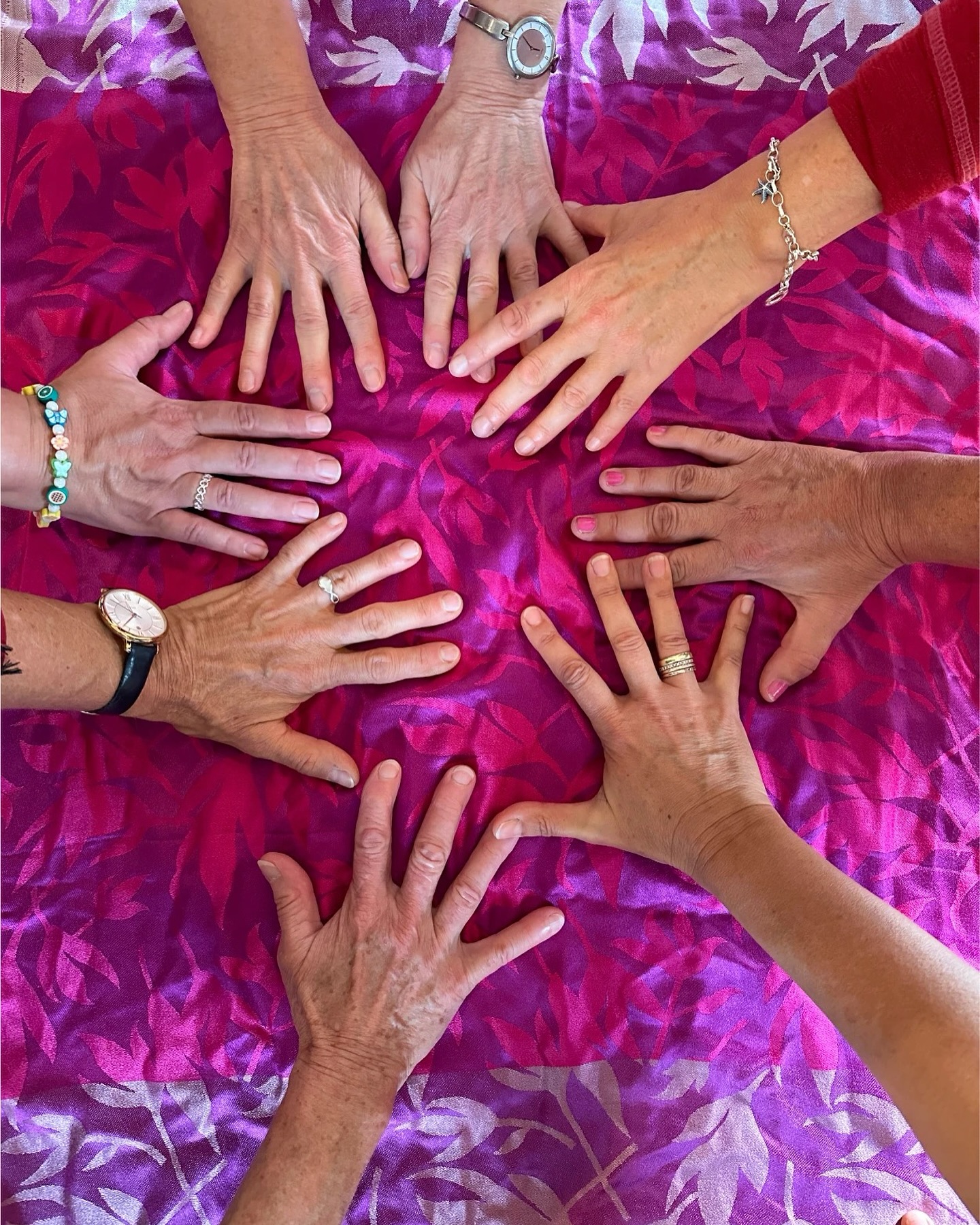 In the past year, the participants of the pilot project in Tübingen (Germany) met once a month to work together, talk about their progress, their set backs, their hopes, and dreams. They also get the chance to work with one of the trauma therapists again.
During one session we worked on a huge poster dealing with the “two wolfs”: the dark one who pulls us back into trauma and the coloured one that leads us to a joyful and peaceful life. „Which wolf is winning?“ was the question. „It is the one that you feed.“ is the answer.