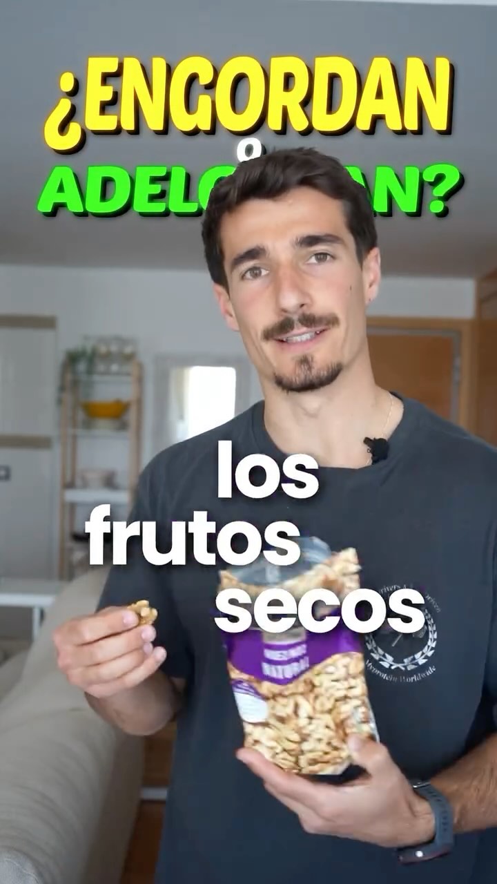 🥜 Los frutos secos NO engordan.
Sí, tienen muchas calorías.
Pero las kcal no lo son todo. Por ejemplo, si los comes enteros y crudos, tu cuerpo no absorbe todo lo que aparece en la etiqueta.
¿Por qué?
Porque parte de la grasa del fruto seco se queda sin digerir… vamos, que sale tal como entró 💩
💡 Así que no les tengas miedo. Son saciantes, nutritivos y ayudan a prevenir enfermedades cardiovasculares.
Y no, no tienes que pesarlos al miligramo.
¿Cuál es tu fruto seco favorito? El mío los anacardos🤤
Te leo abajo 👇
Biblio:
https://doi.org/10.1016/j.advnut.2023.03.003
https://doi.org/10.3945/ajcn.112.035782
https://doi.org/10.3945/jn.115.220426
https://doi.org/10.1093/ajcn/80.3.604
#FrutosSecos #NutriciónReal #ComidaSaludable #MitosNutricionales #Nutricionista #AprendeANutrirte #SaludDigestiva #ComerConCiencia #EstiloDeVidaSaludable #NUFISA #HealthyEating #NutritionTips #RealFood #SinMiedoALaComida