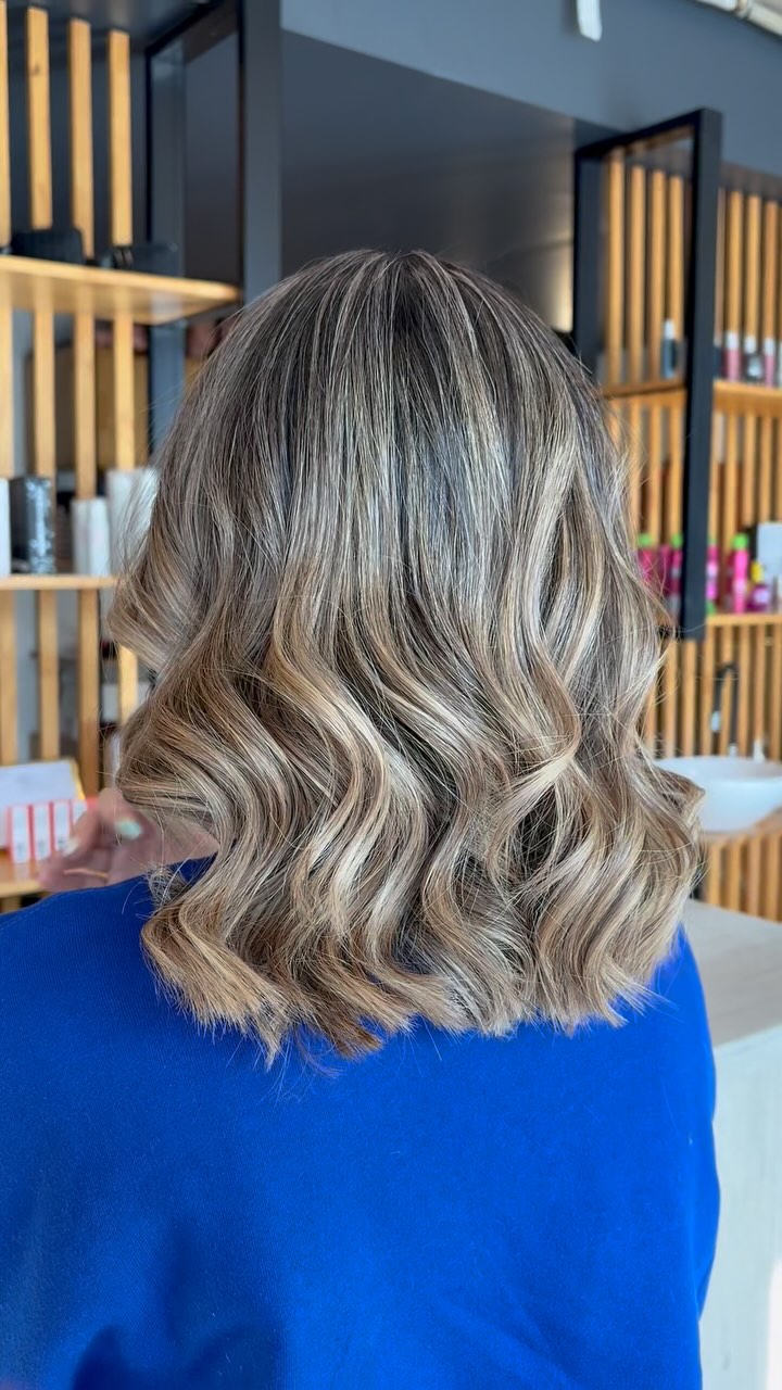 Hablemos de cambios 🤯 Lo que muchas veces necesita nuestro cabello ♥️ un buen diagnóstico, tratamiento, color o corte y quedamos renovadas✨
Agendando sus citas de la próxima semana💕